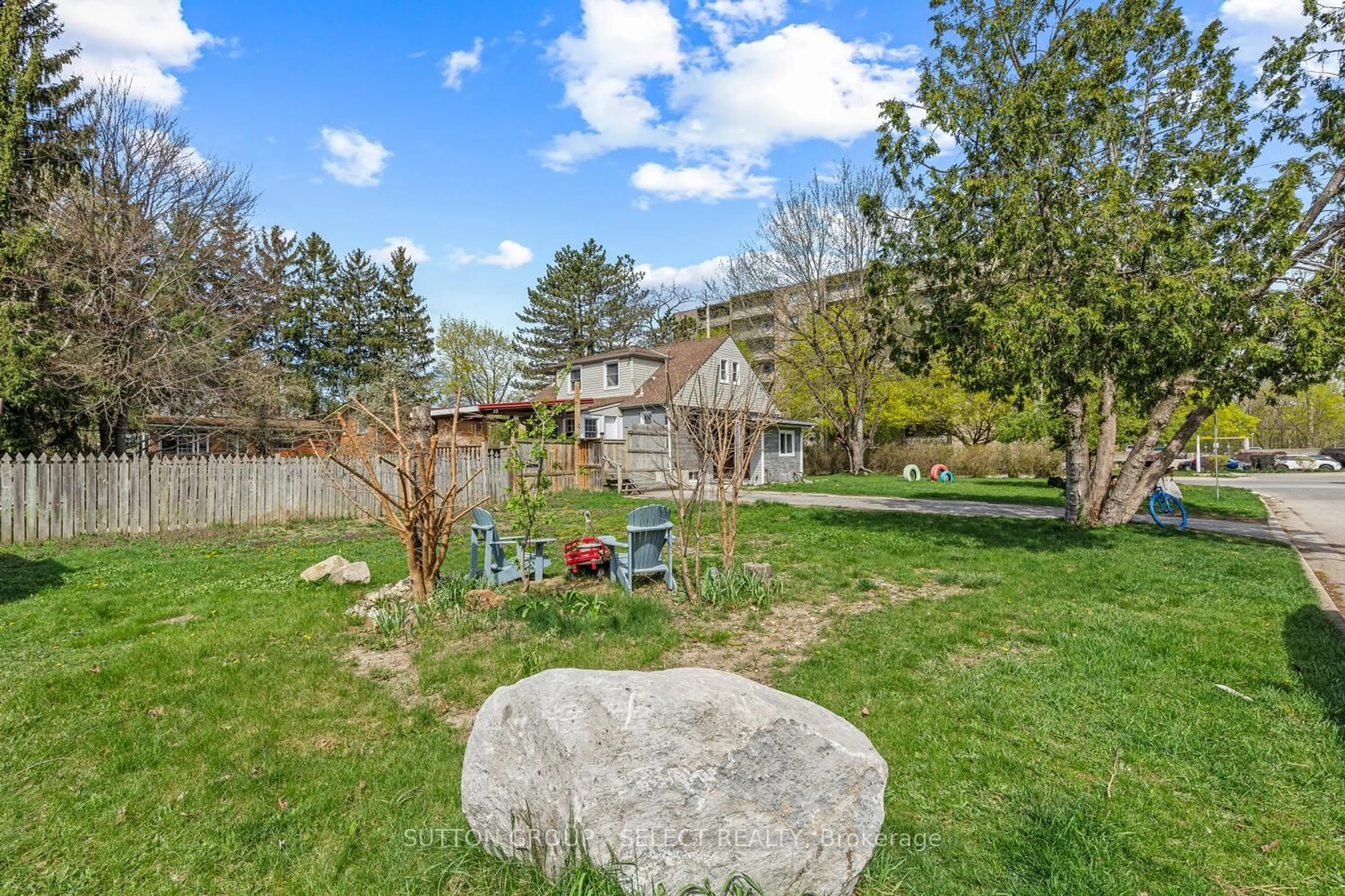 Patio, mountain view for 389 Northbrae Dr, London East Ontario N5Y 2G9