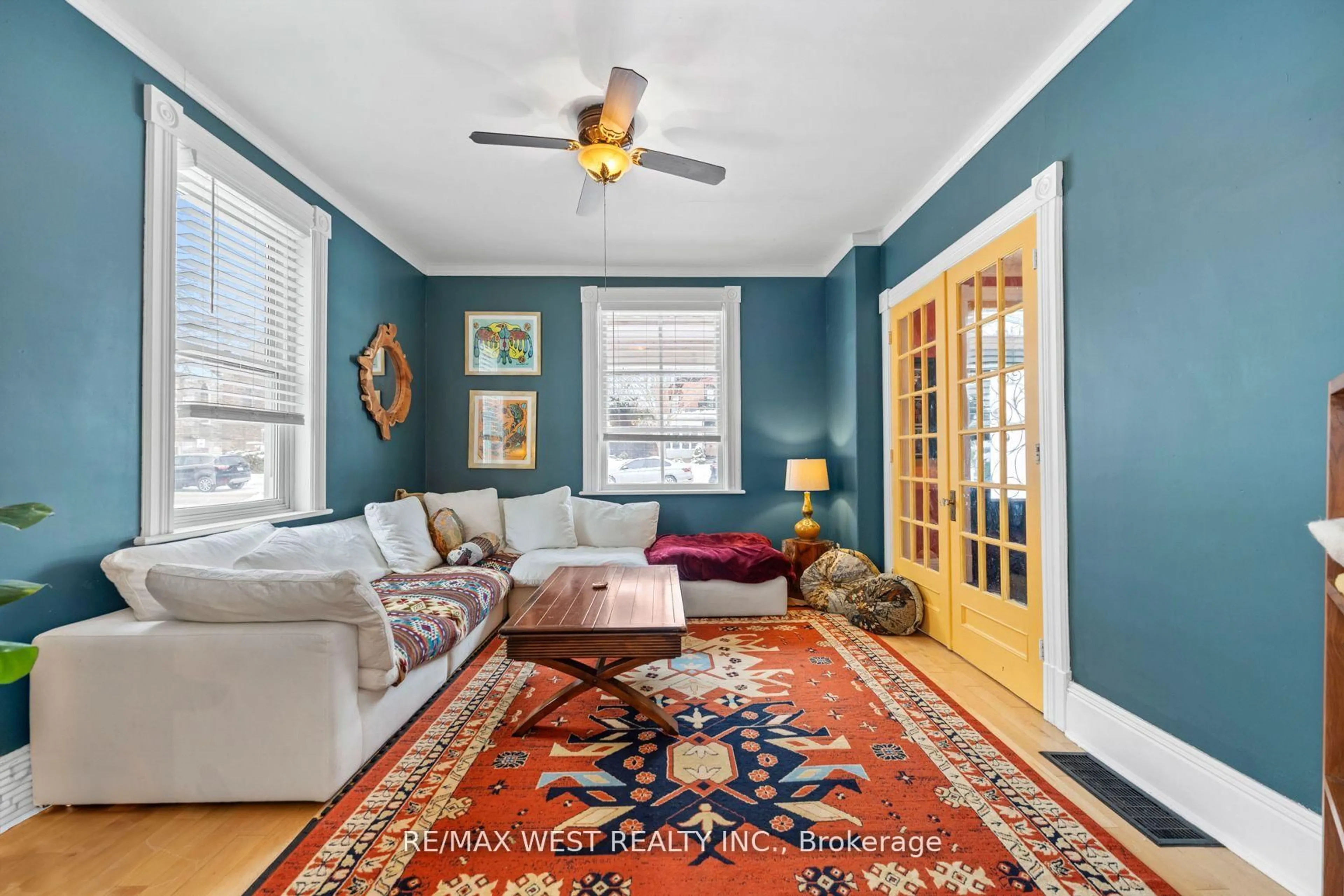 Living room with furniture, carpet floor for 40 Regent St, Selwyn Ontario K0L 2H0
