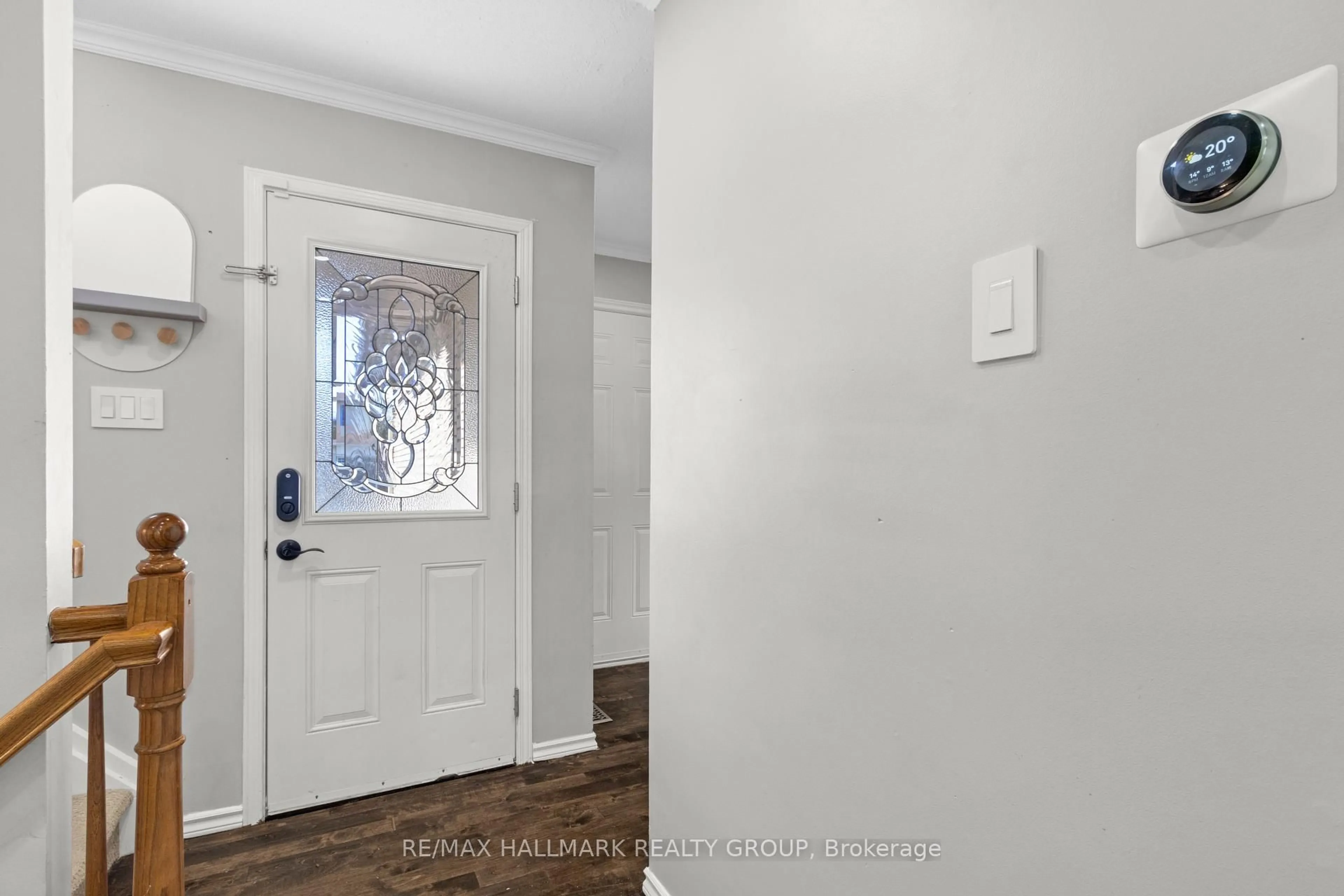 Indoor entryway for 32 Brando Cres, Ottawa Ontario K1T 2E3
