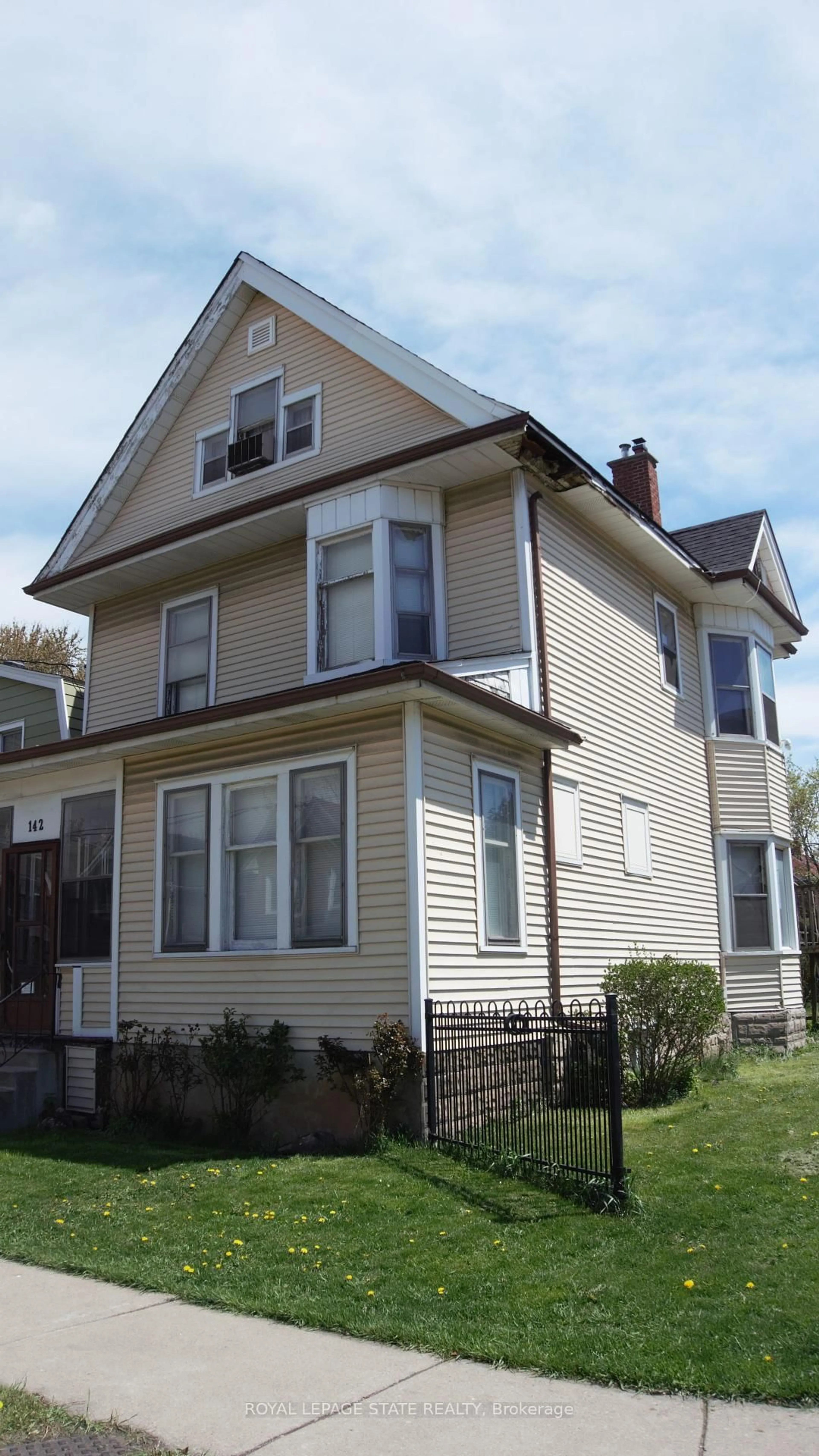 Home with vinyl exterior material, street for 142 Avondale St, Hamilton Ontario L8L 7C2
