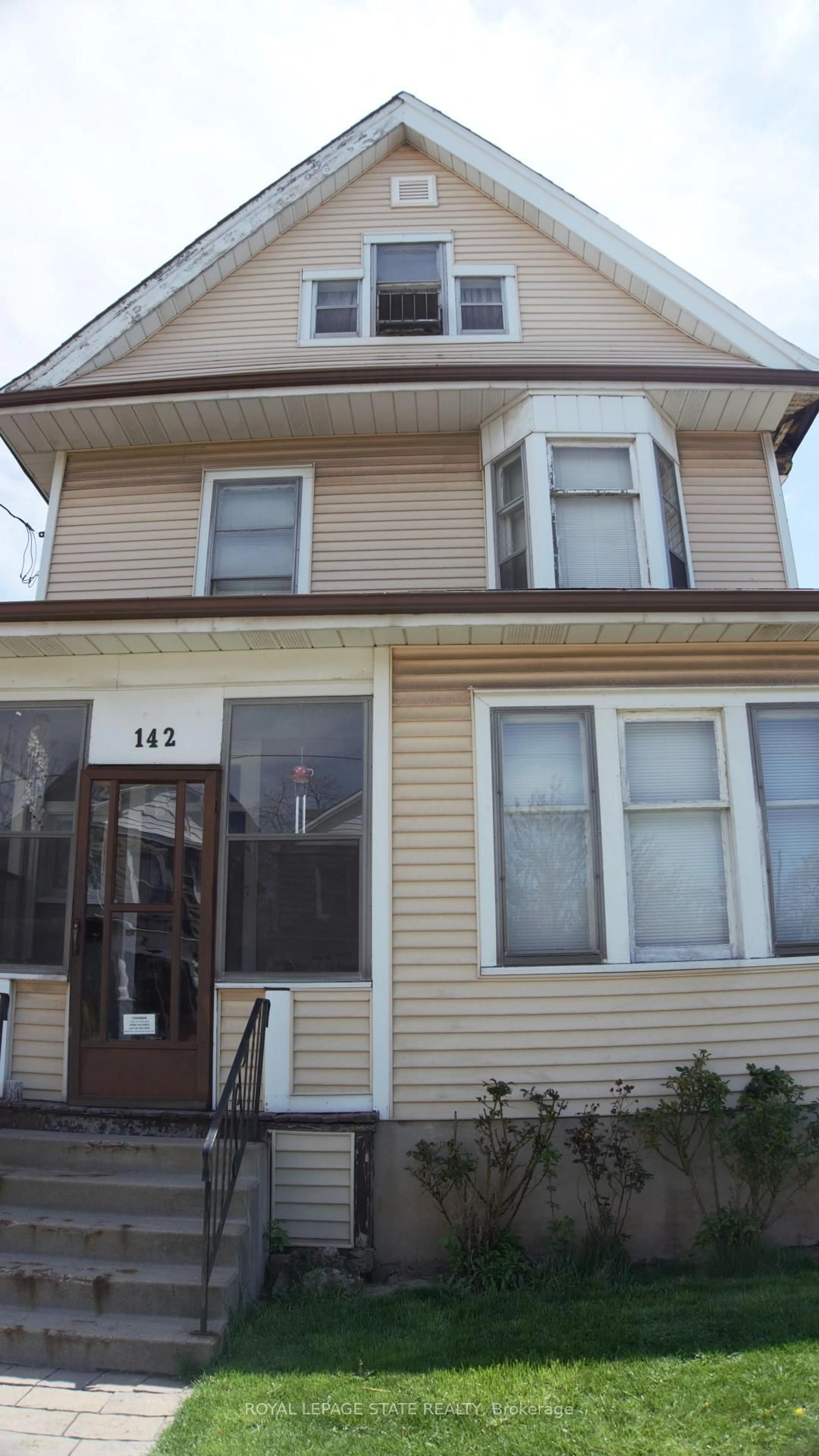 Home with vinyl exterior material, street for 142 Avondale St, Hamilton Ontario L8L 7C2