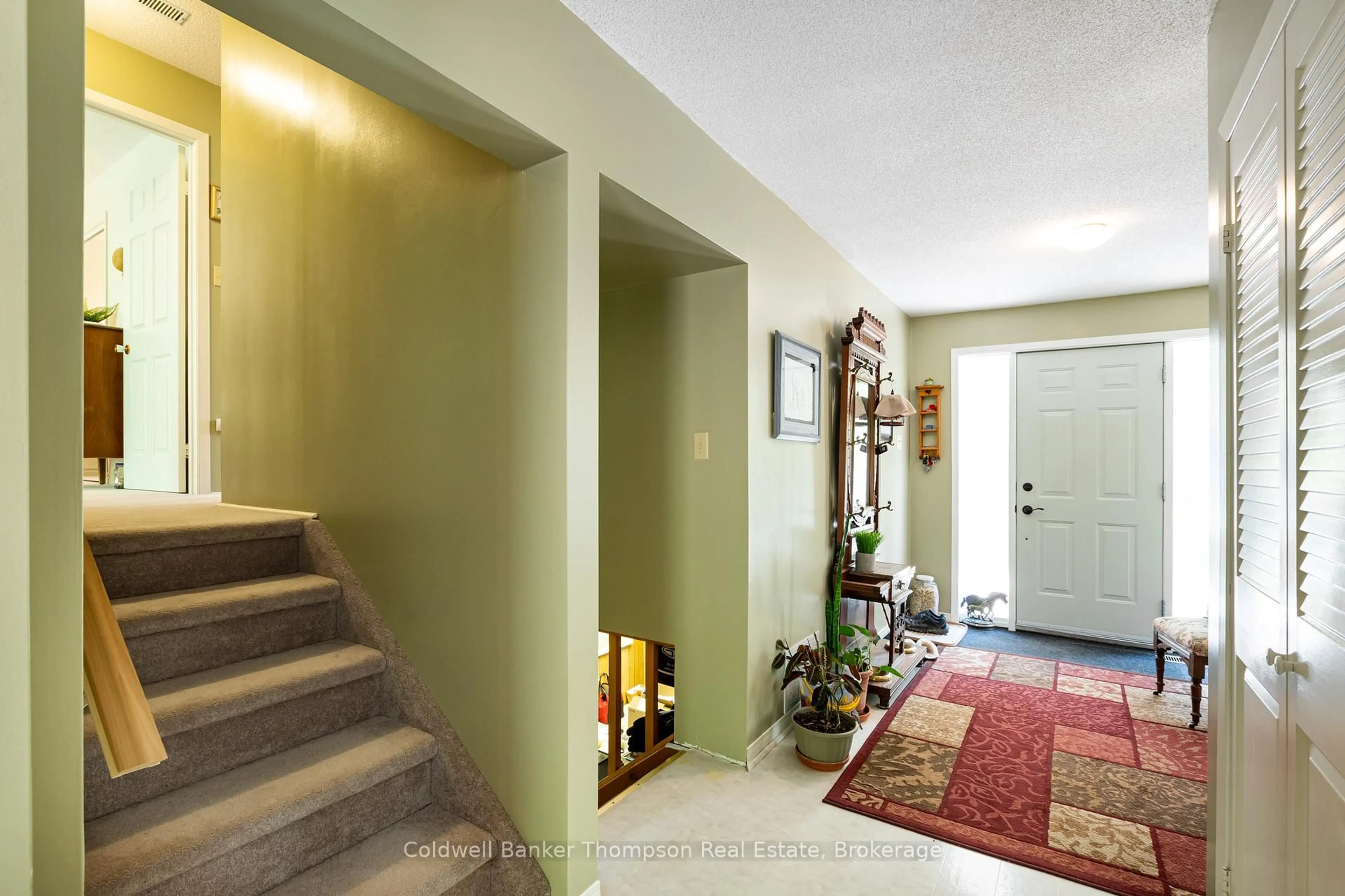 Indoor foyer for 270 Garage Rd, Armour Ontario P0A 1C0