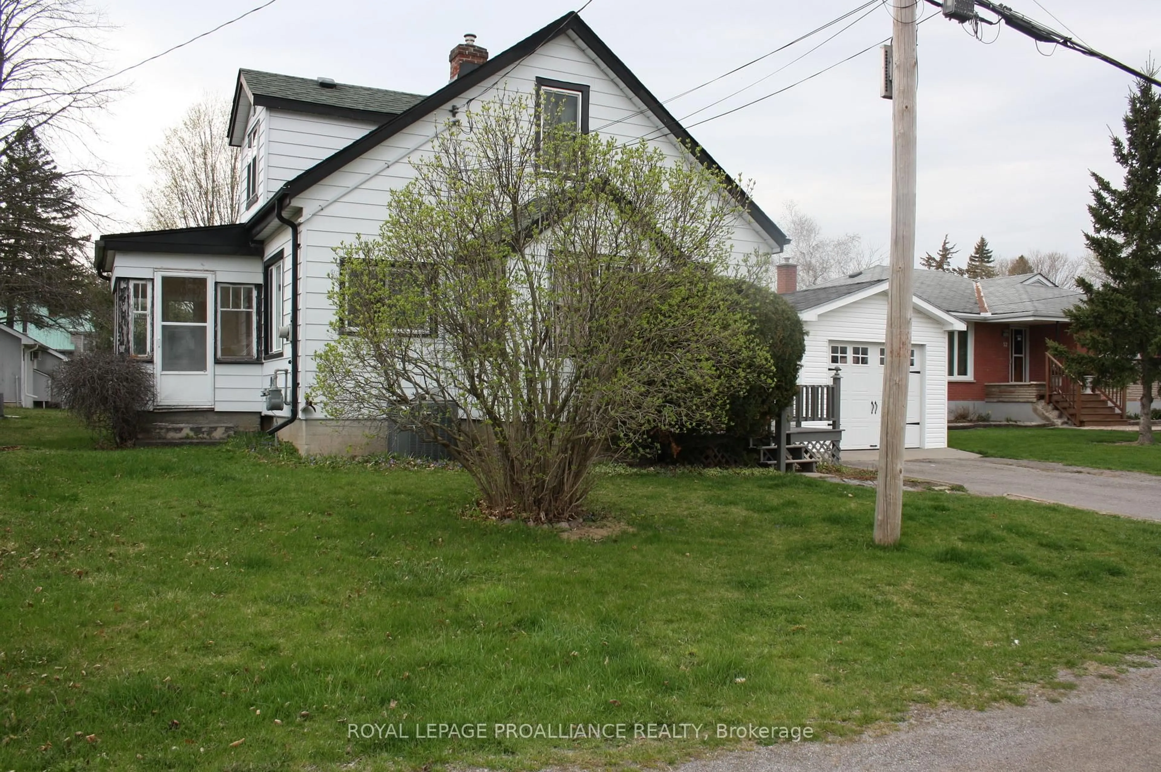 A pic from outside/outdoor area/front of a property/back of a property/a pic from drone, street for 48 Gilbert St, Belleville Ontario K8P 3H2