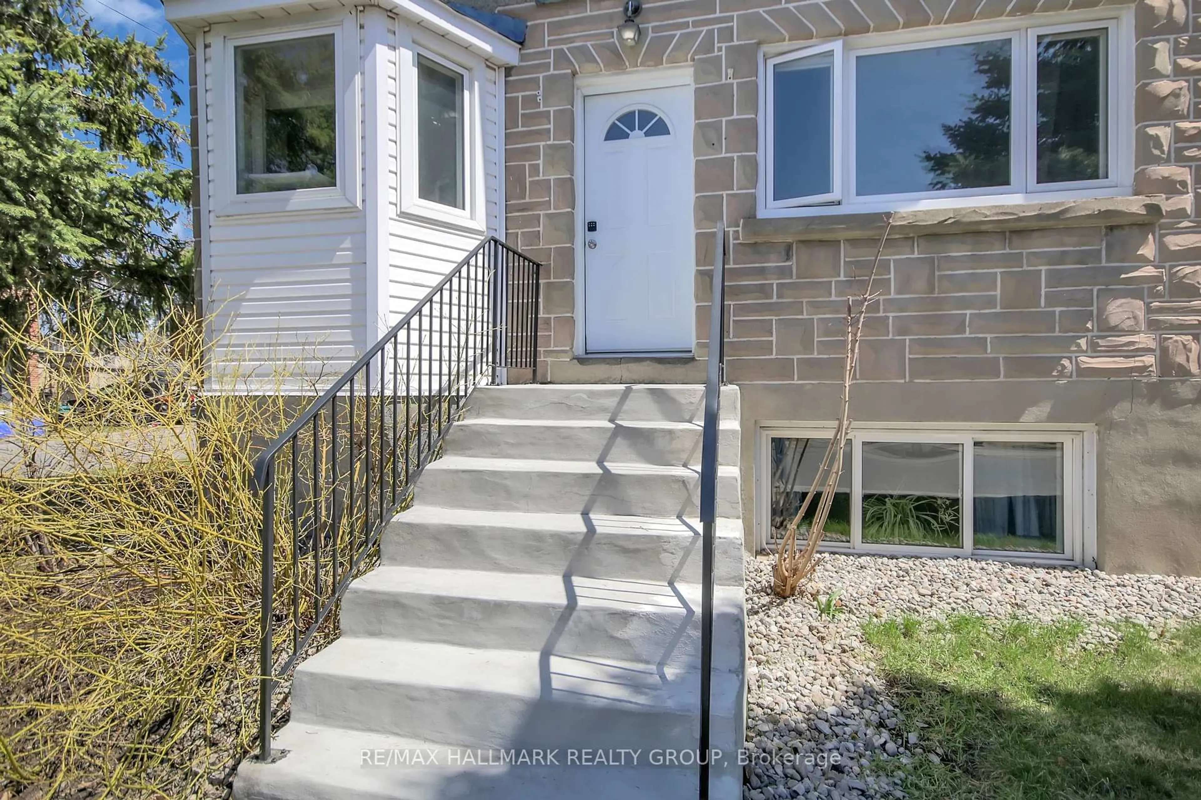 Stairs for 348 Shakespeare St, Ottawa Ontario K1L 5L9