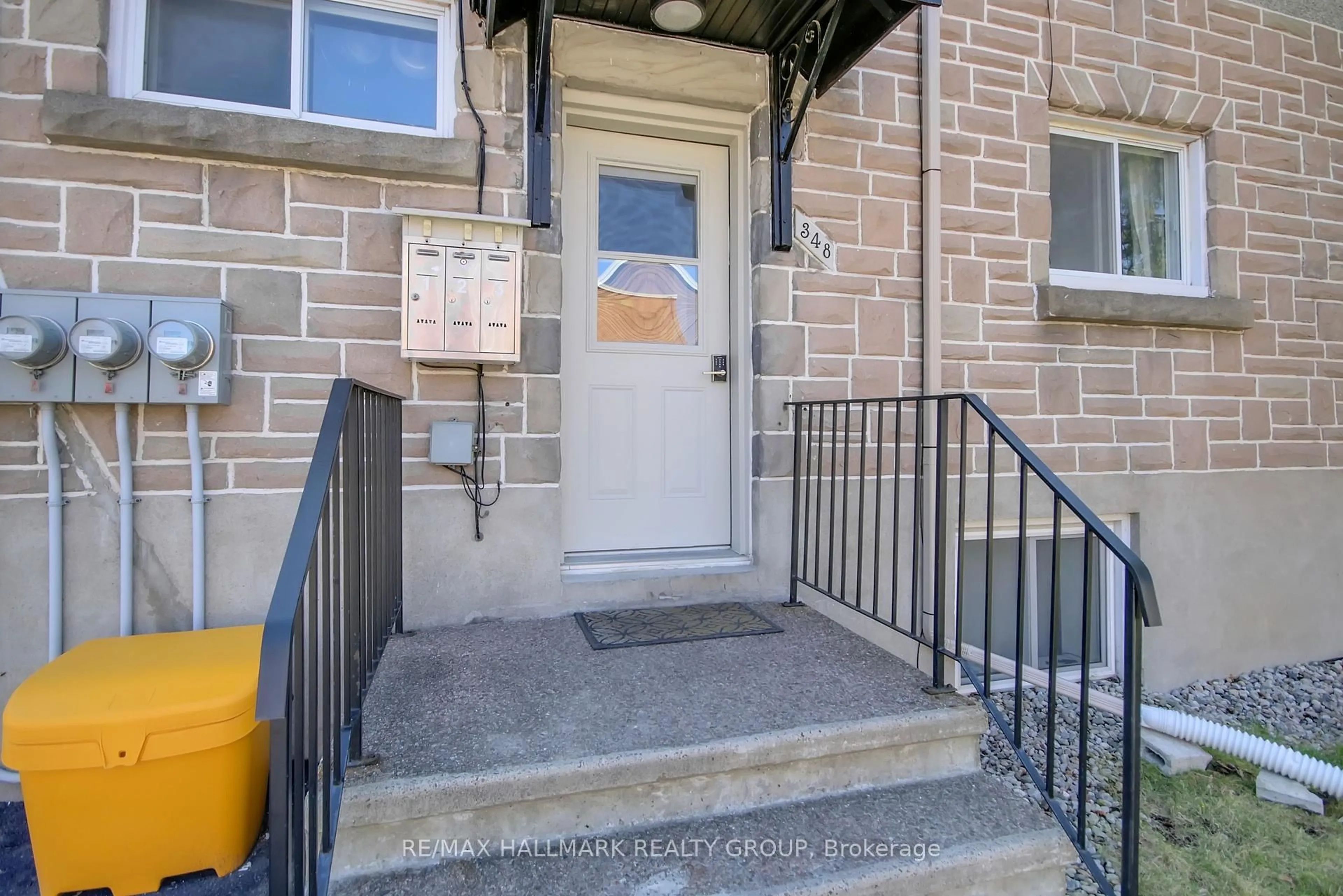 Indoor entryway for 348 Shakespeare St, Ottawa Ontario K1L 5L9