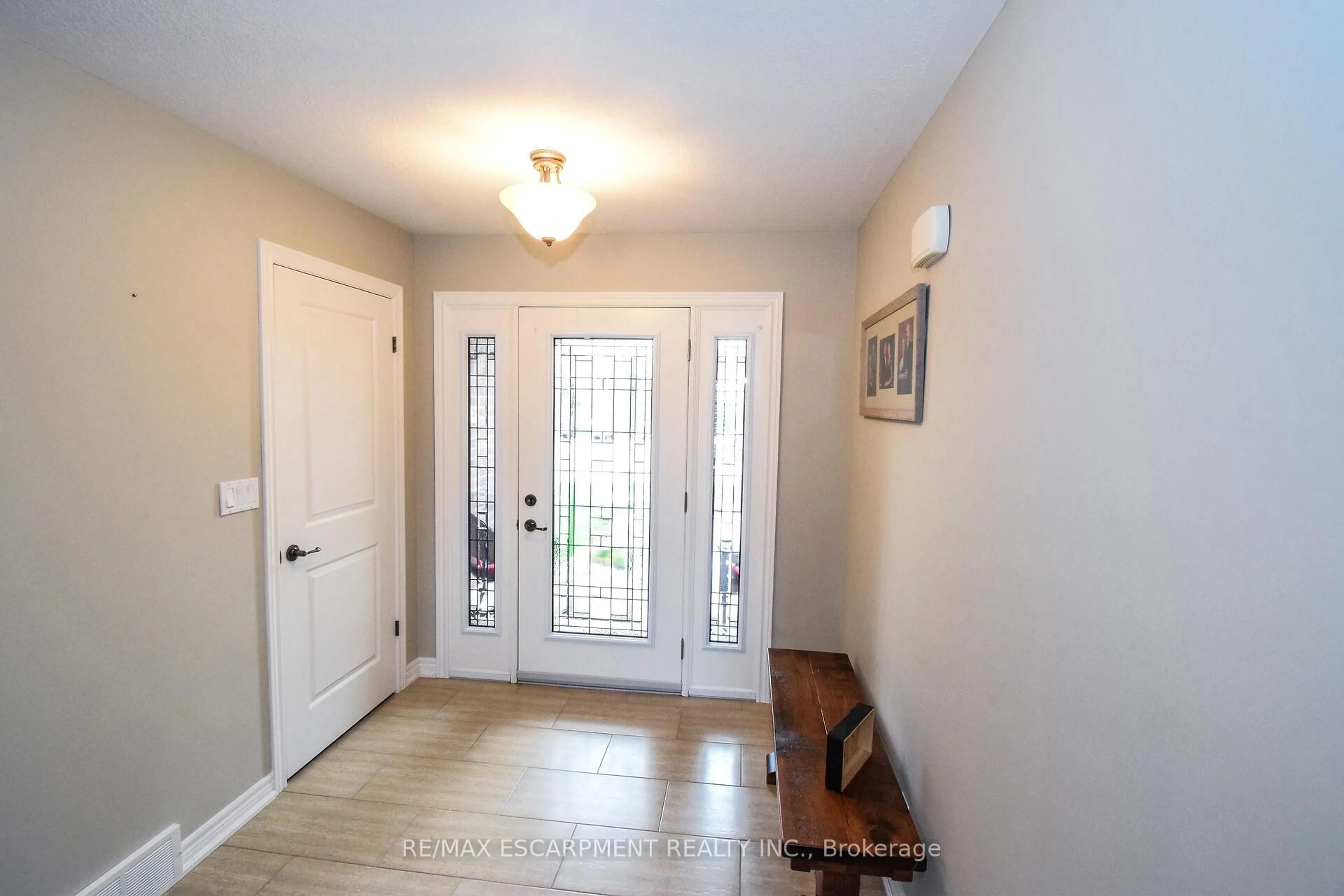 Indoor entryway for 6 BLUEGRASS Blvd, Norfolk Ontario N4B 0A7