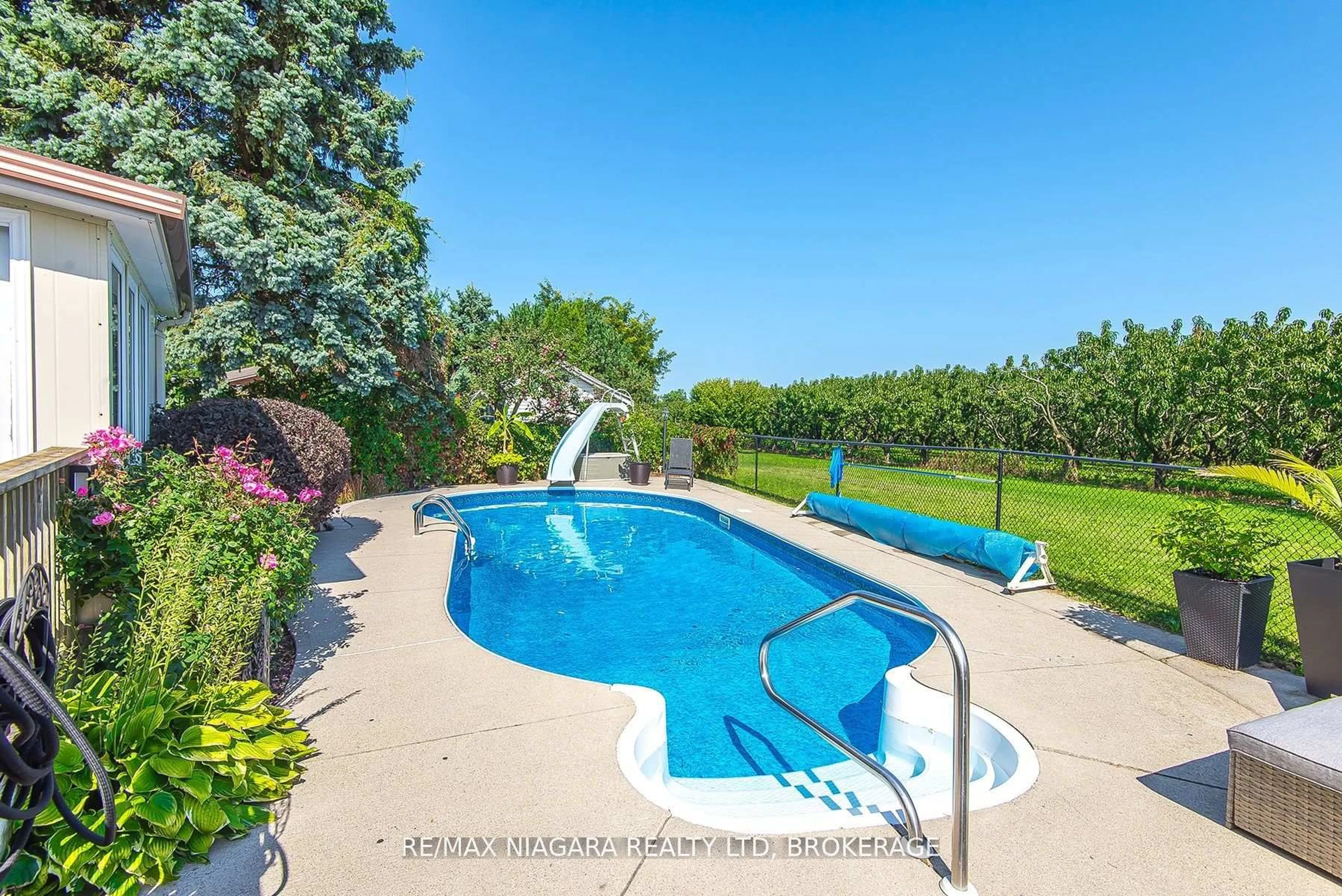 Pool for 38 Banburry Cres, Grimsby Ontario L3M 4N8