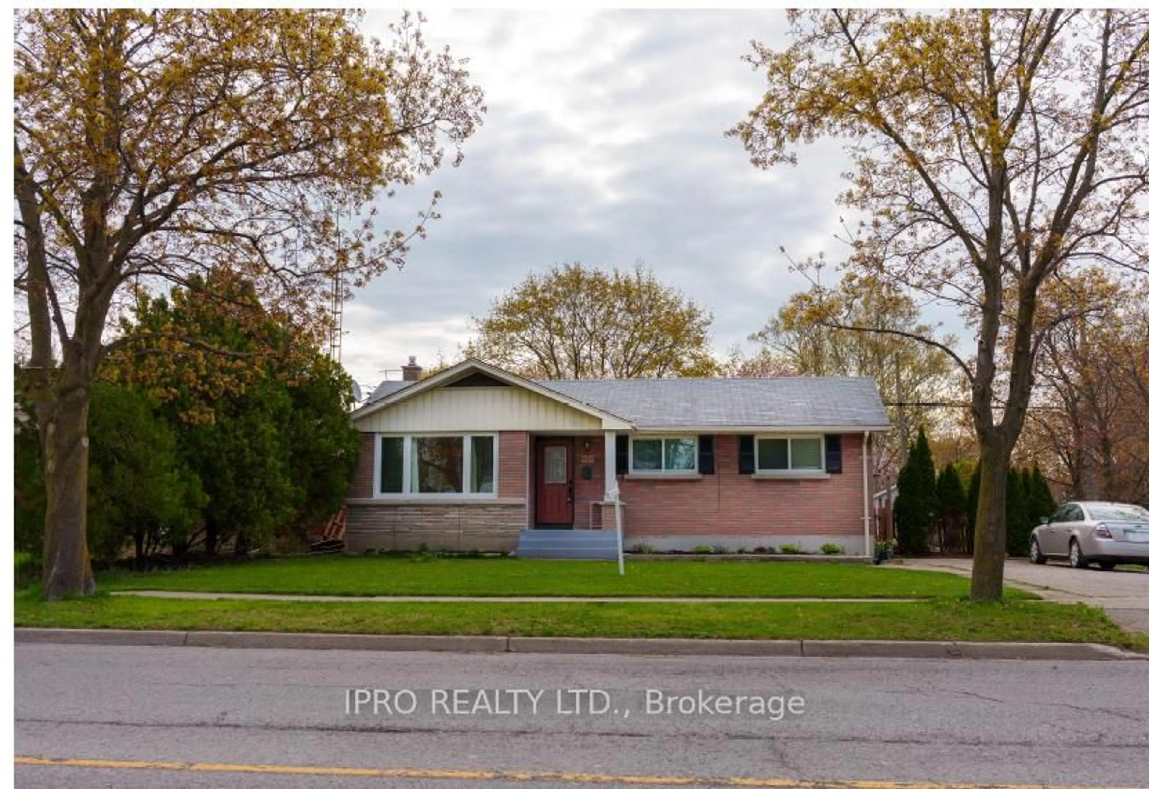 Home with brick exterior material, street for 424 Bunting Rd, St. Catharines Ontario L2M 3Z4