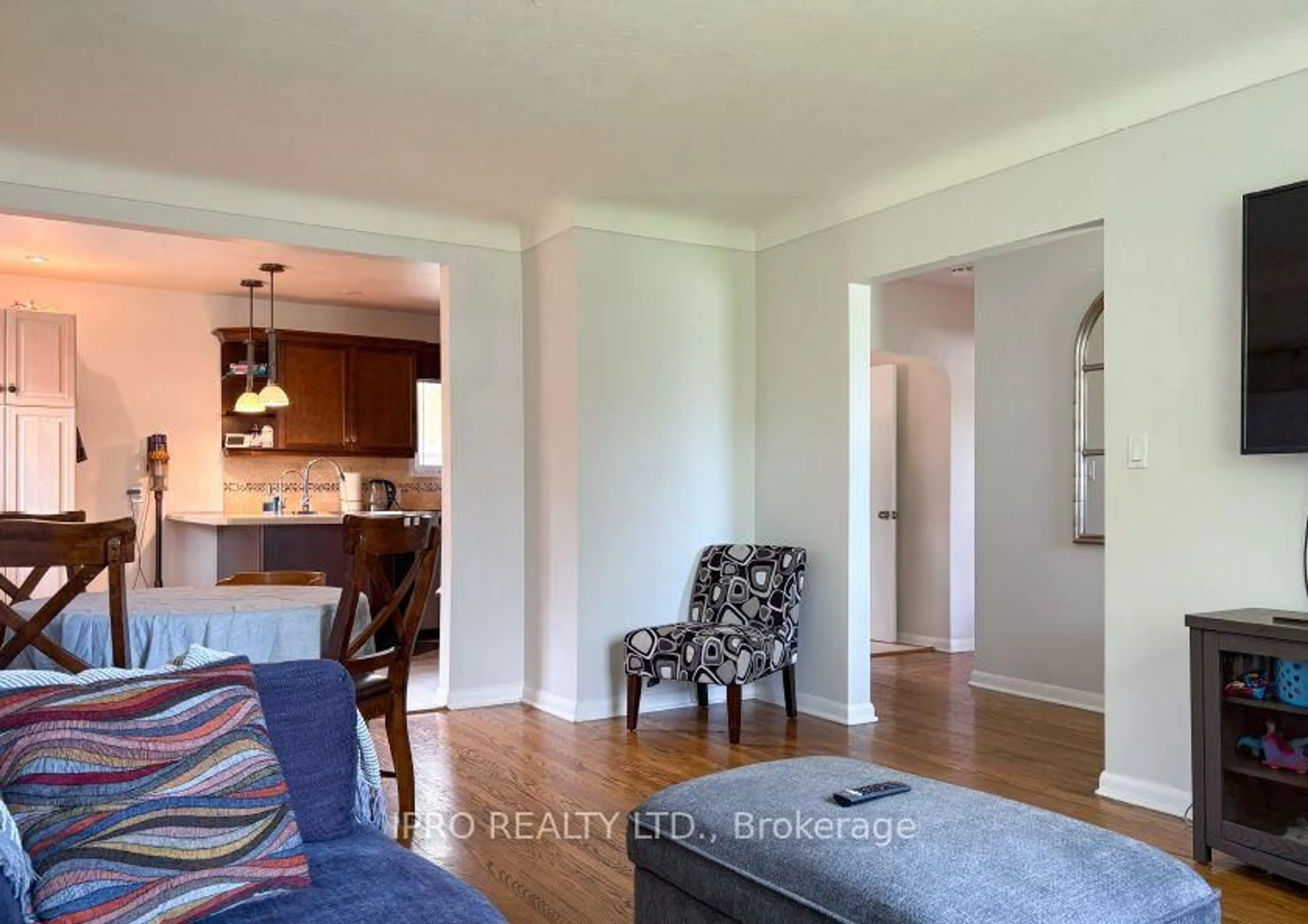 Living room with furniture, wood/laminate floor for 424 Bunting Rd, St. Catharines Ontario L2M 3Z4