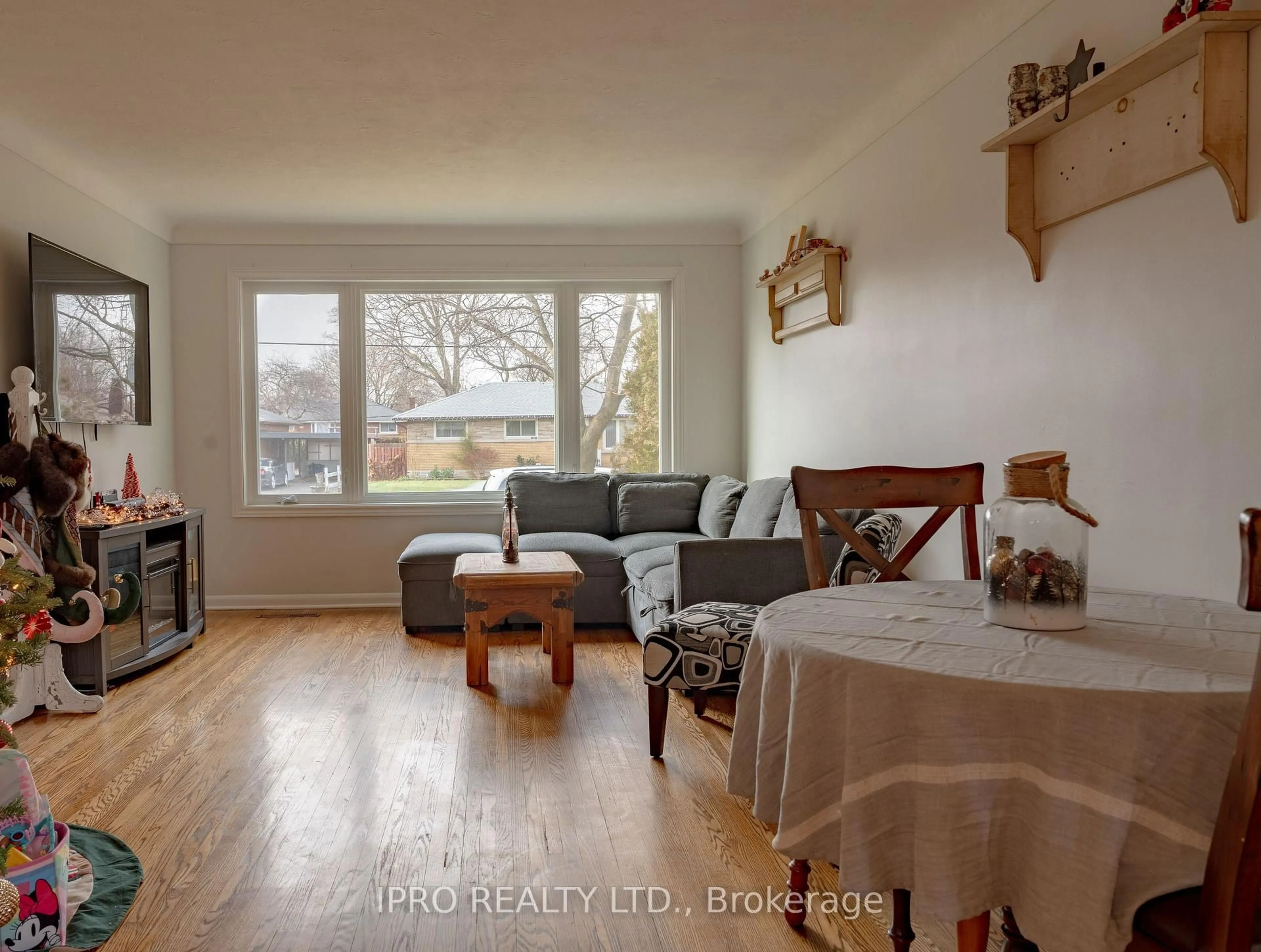 Living room with furniture, wood/laminate floor for 424 Bunting Rd, St. Catharines Ontario L2M 3Z4
