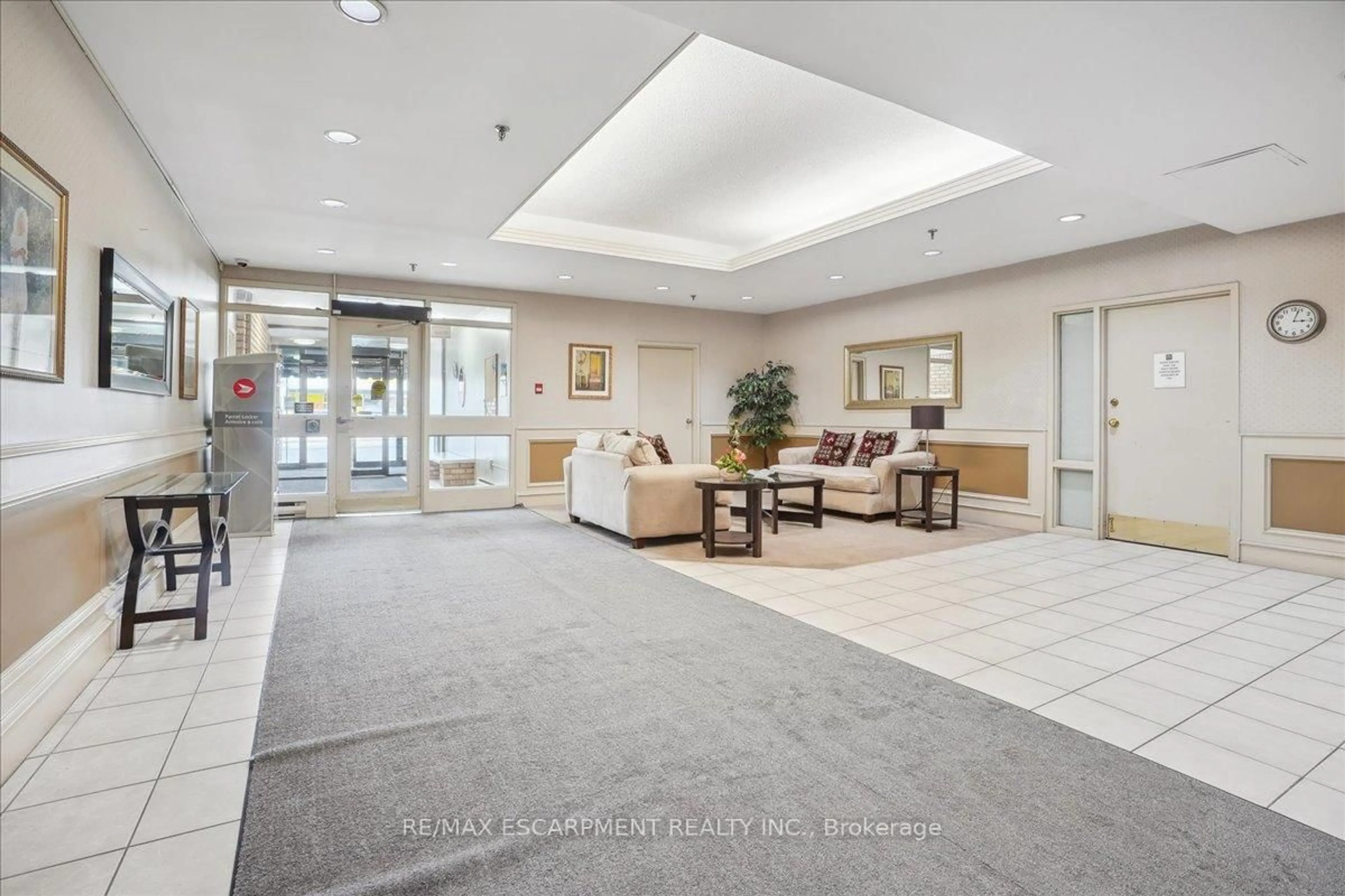 Indoor foyer for 432 Main St #504, Hamilton Ontario L8N 1J9