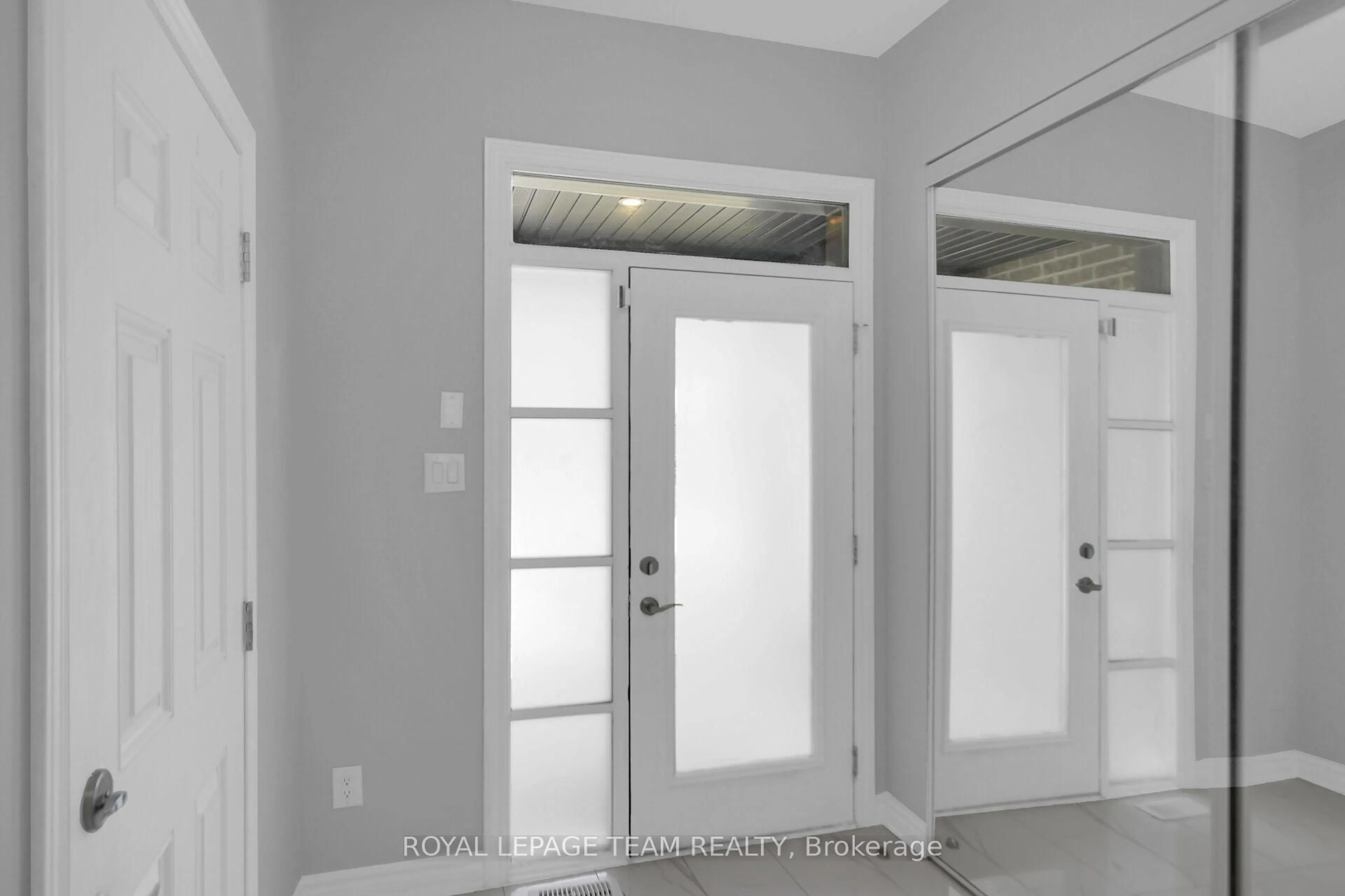 Indoor entryway for 605 Lauraleaf Cres, Ottawa Ontario K2J 6G7