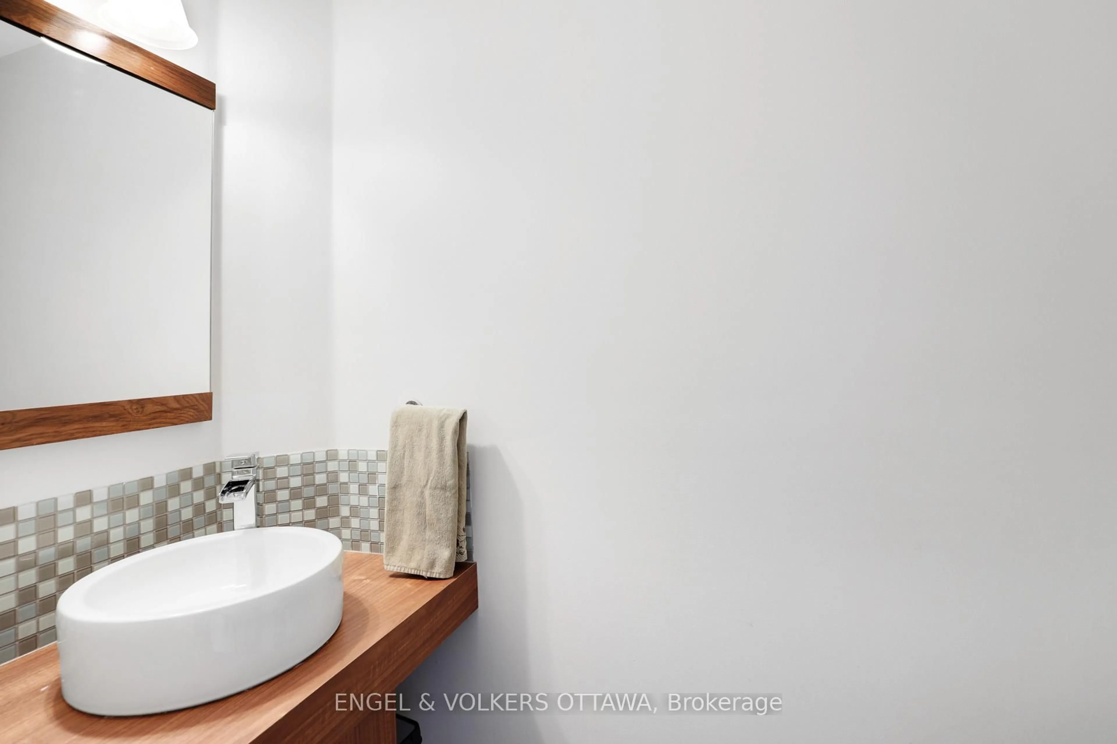 Standard bathroom, ceramic/tile floor for 83 Scampton Dr, Kanata Ontario K2W 1E7