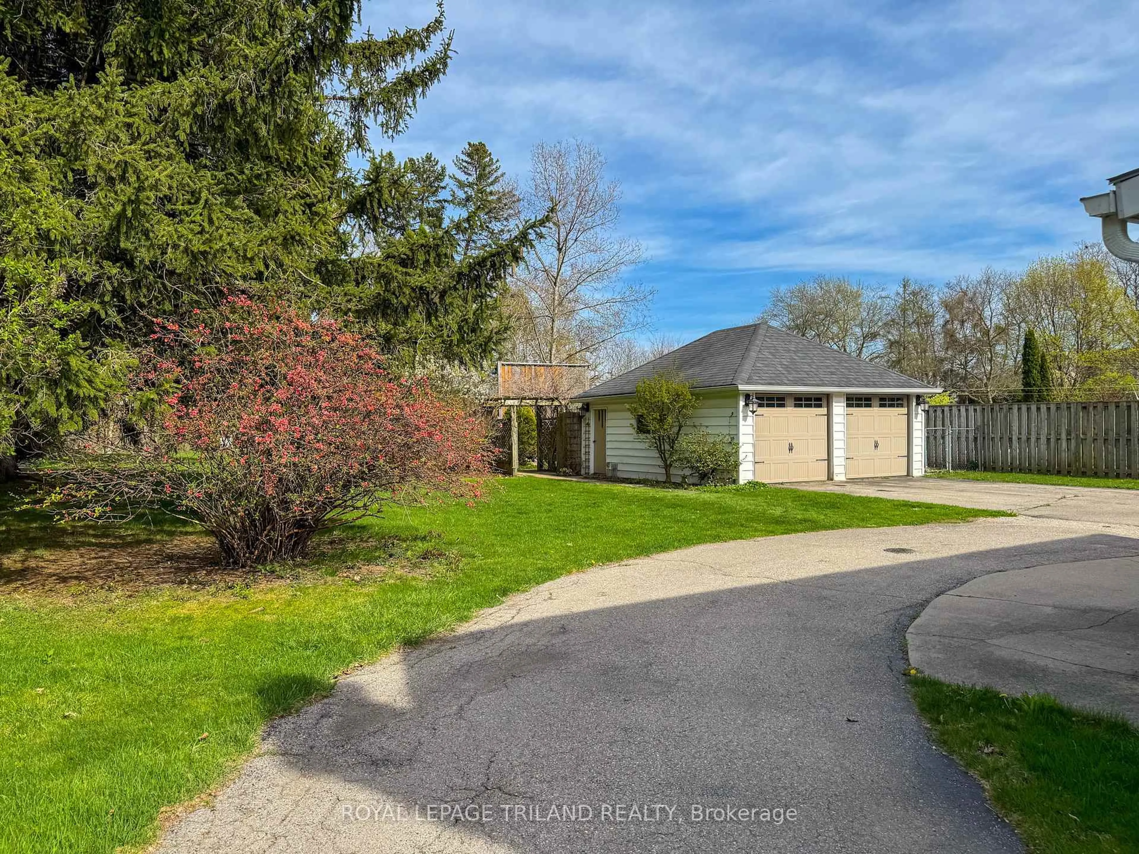 A pic from outside/outdoor area/front of a property/back of a property/a pic from drone, street for 357 Sunset Dr, Central Elgin Ontario N5R 3C6