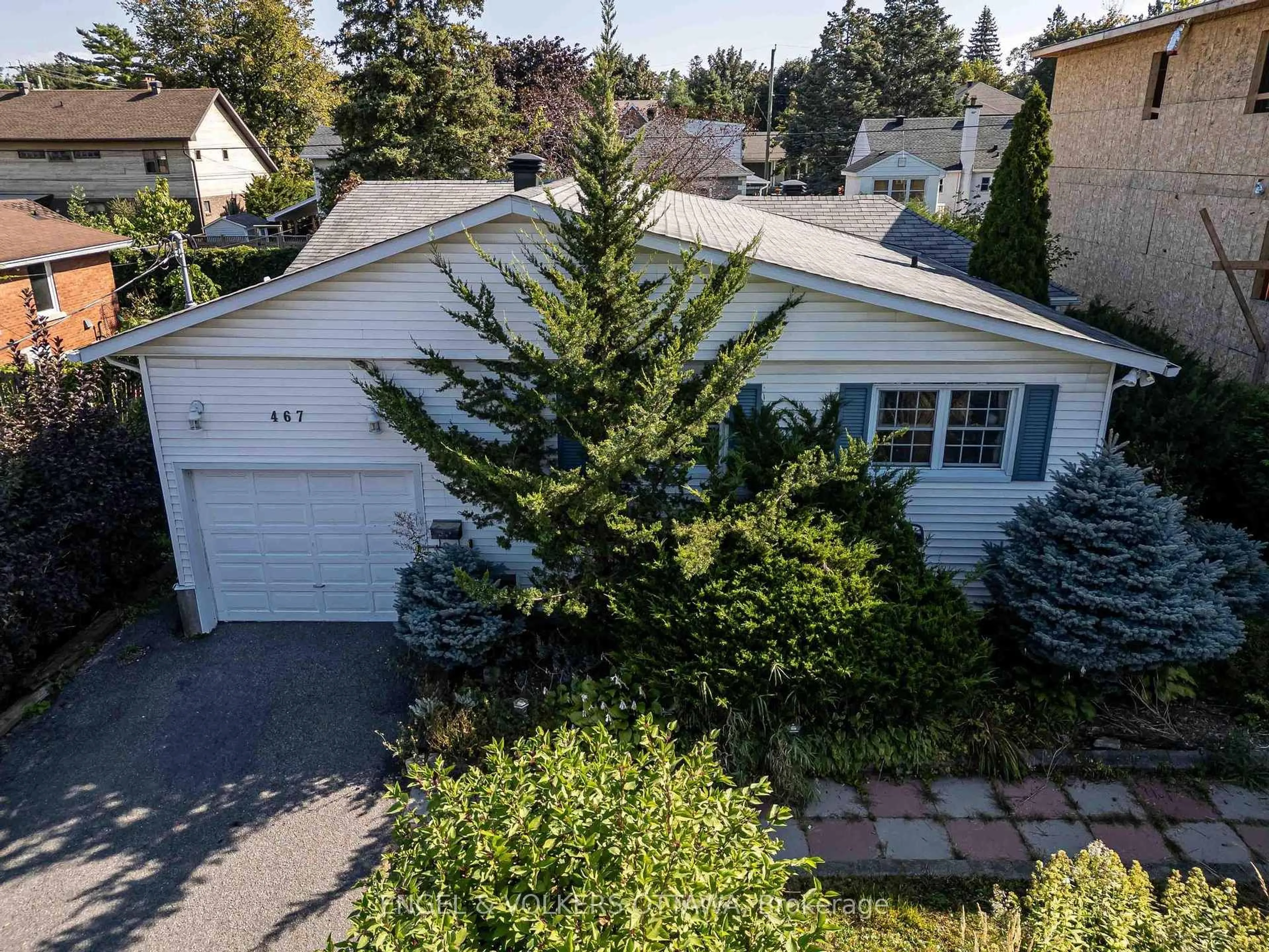 A pic from outside/outdoor area/front of a property/back of a property/a pic from drone, street for 467 Edgeworth Ave, Ottawa Ontario K2B 5L2