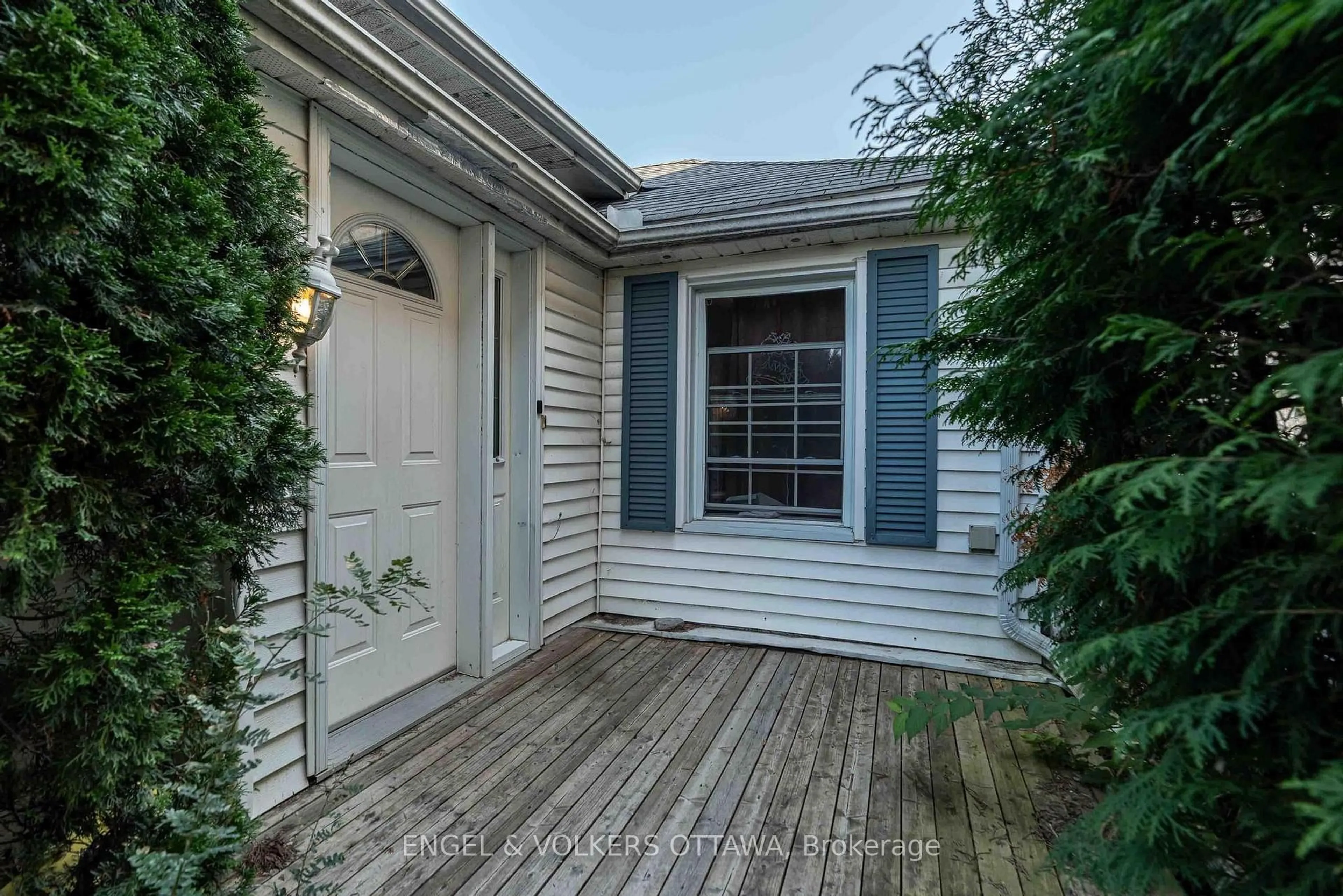 Home with vinyl exterior material, street for 467 Edgeworth Ave, Ottawa Ontario K2B 5L2