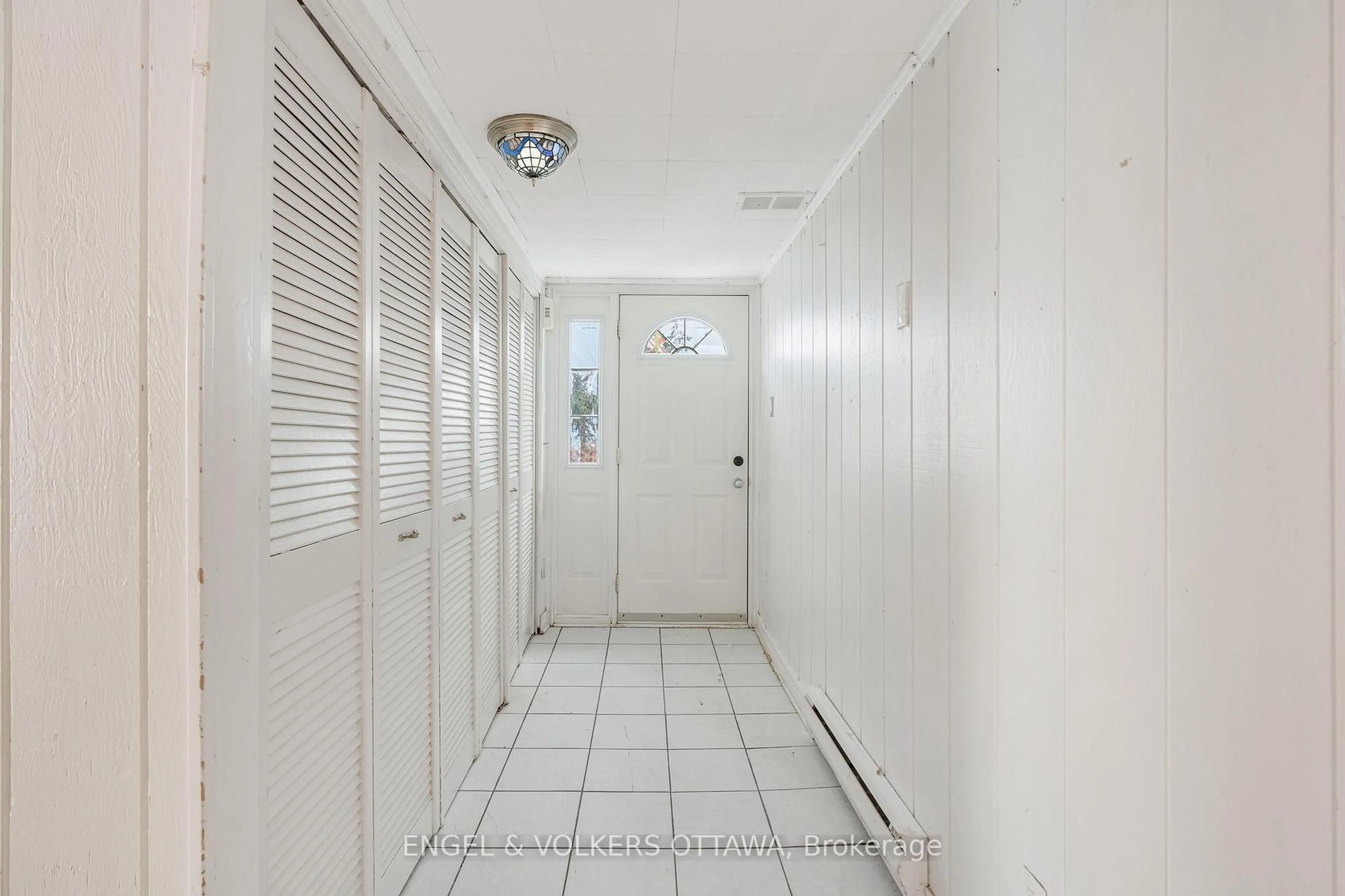 Indoor foyer for 467 Edgeworth Ave, Ottawa Ontario K2B 5L2