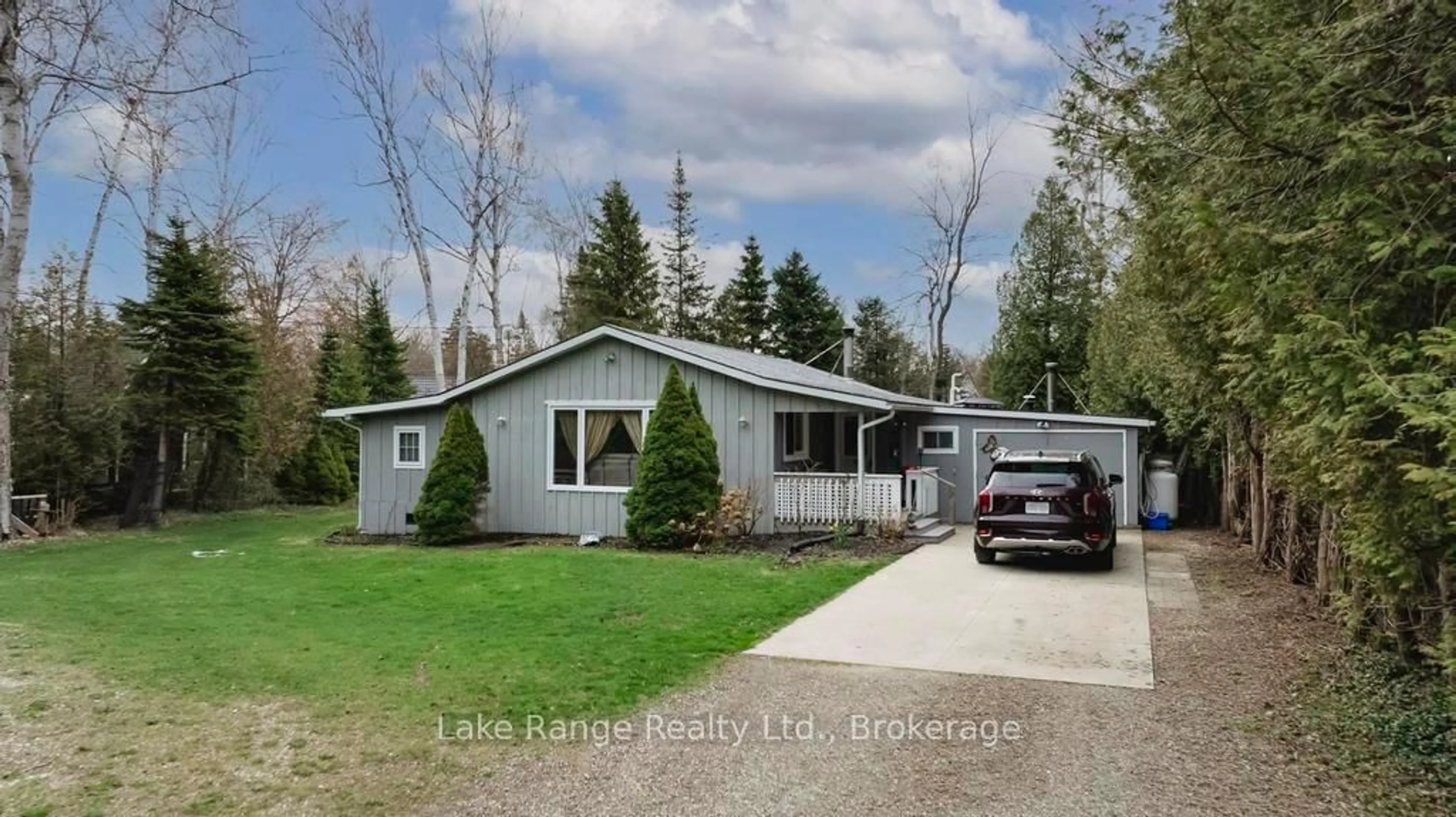Home with vinyl exterior material, street for 804 Meadow Pl, Huron-Kinloss Ontario N2Z 2X3