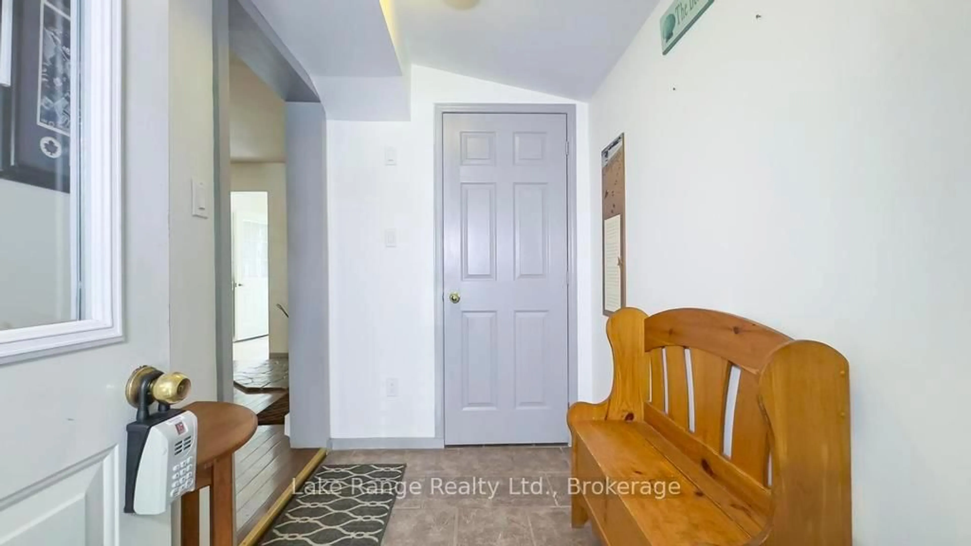 Indoor entryway for 804 Meadow Pl, Huron-Kinloss Ontario N2Z 2X3