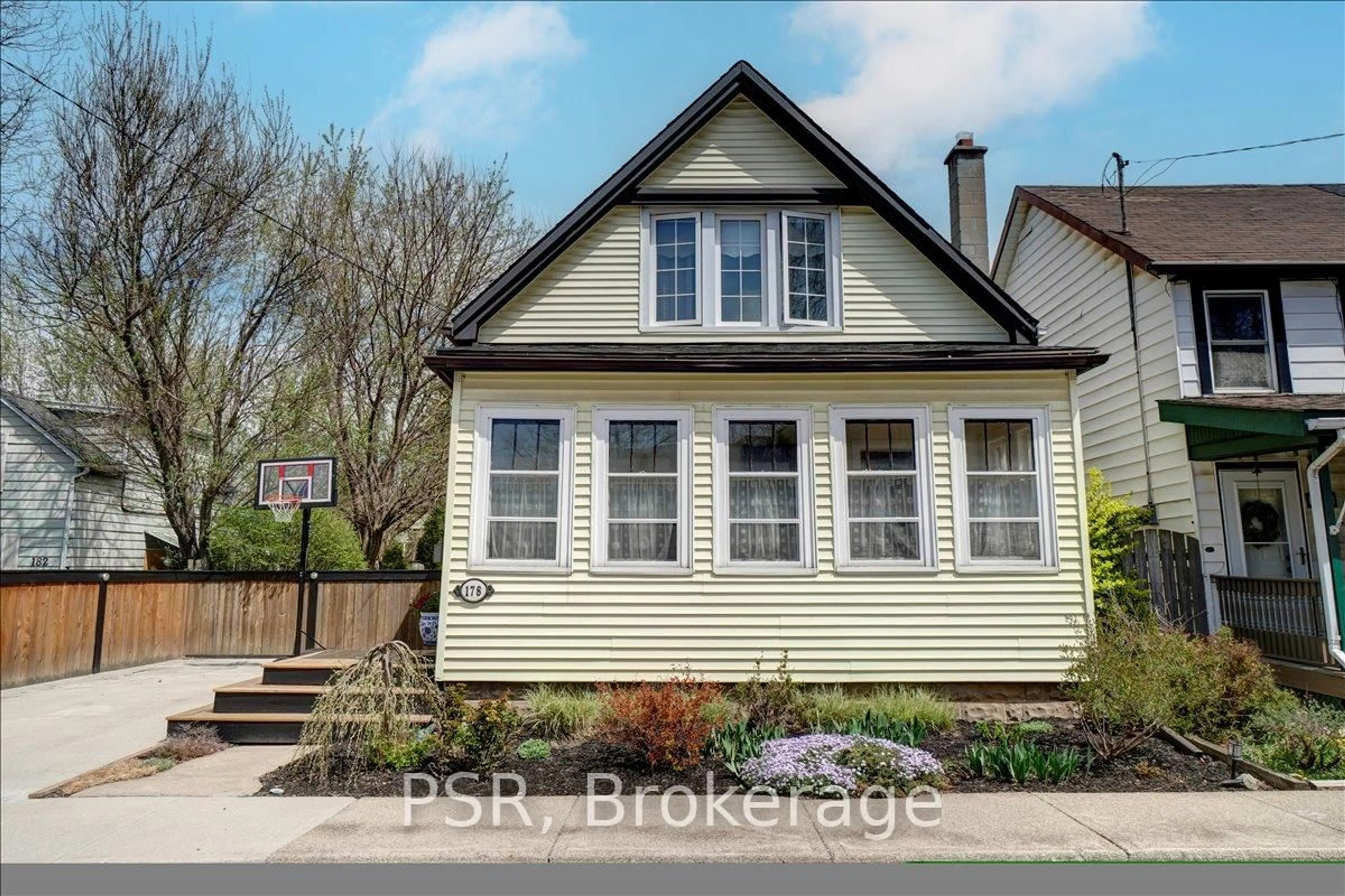 Home with vinyl exterior material, street for 178 Canada St, Hamilton Ontario L8P 1P6