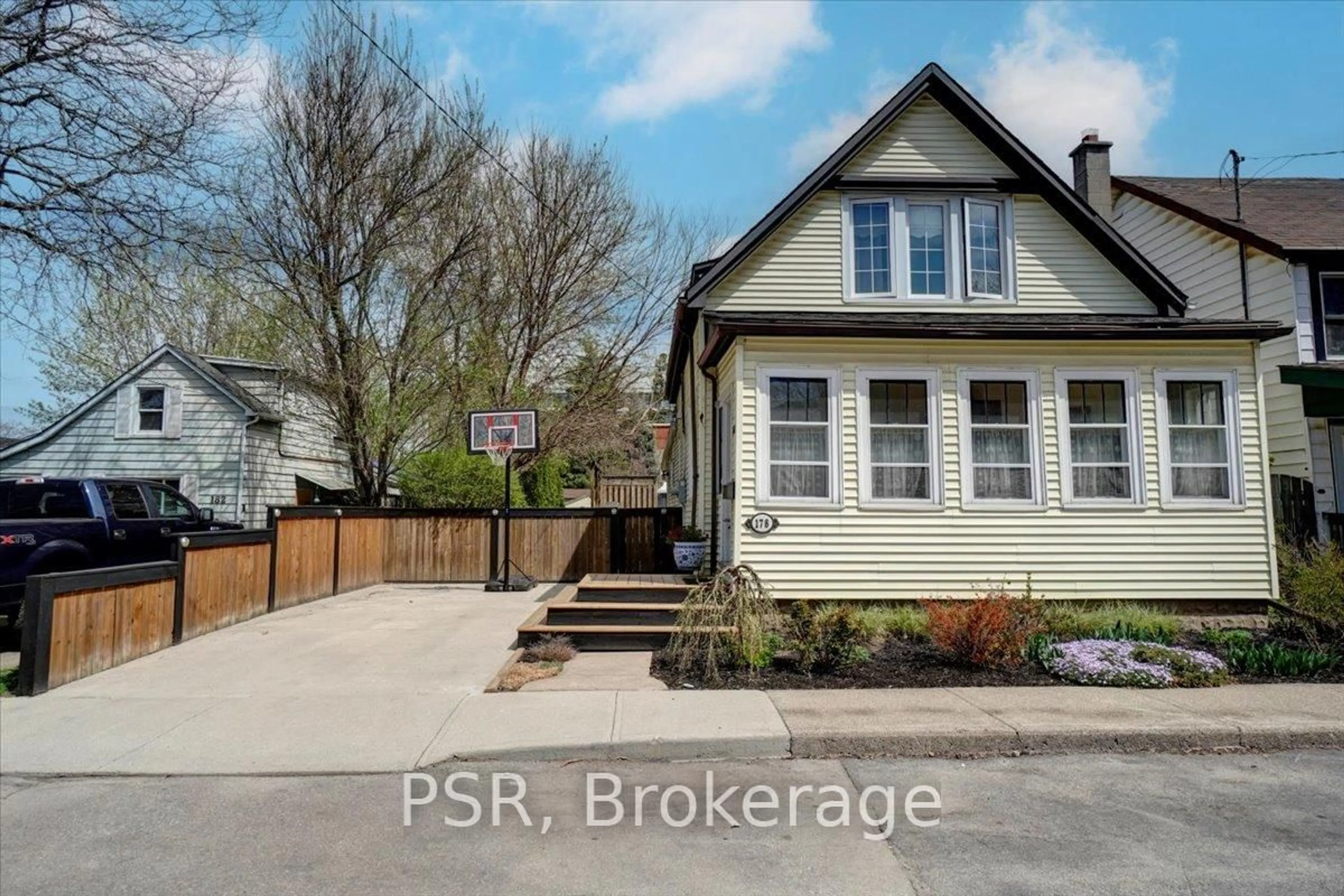 A pic from outside/outdoor area/front of a property/back of a property/a pic from drone, street for 178 Canada St, Hamilton Ontario L8P 1P6