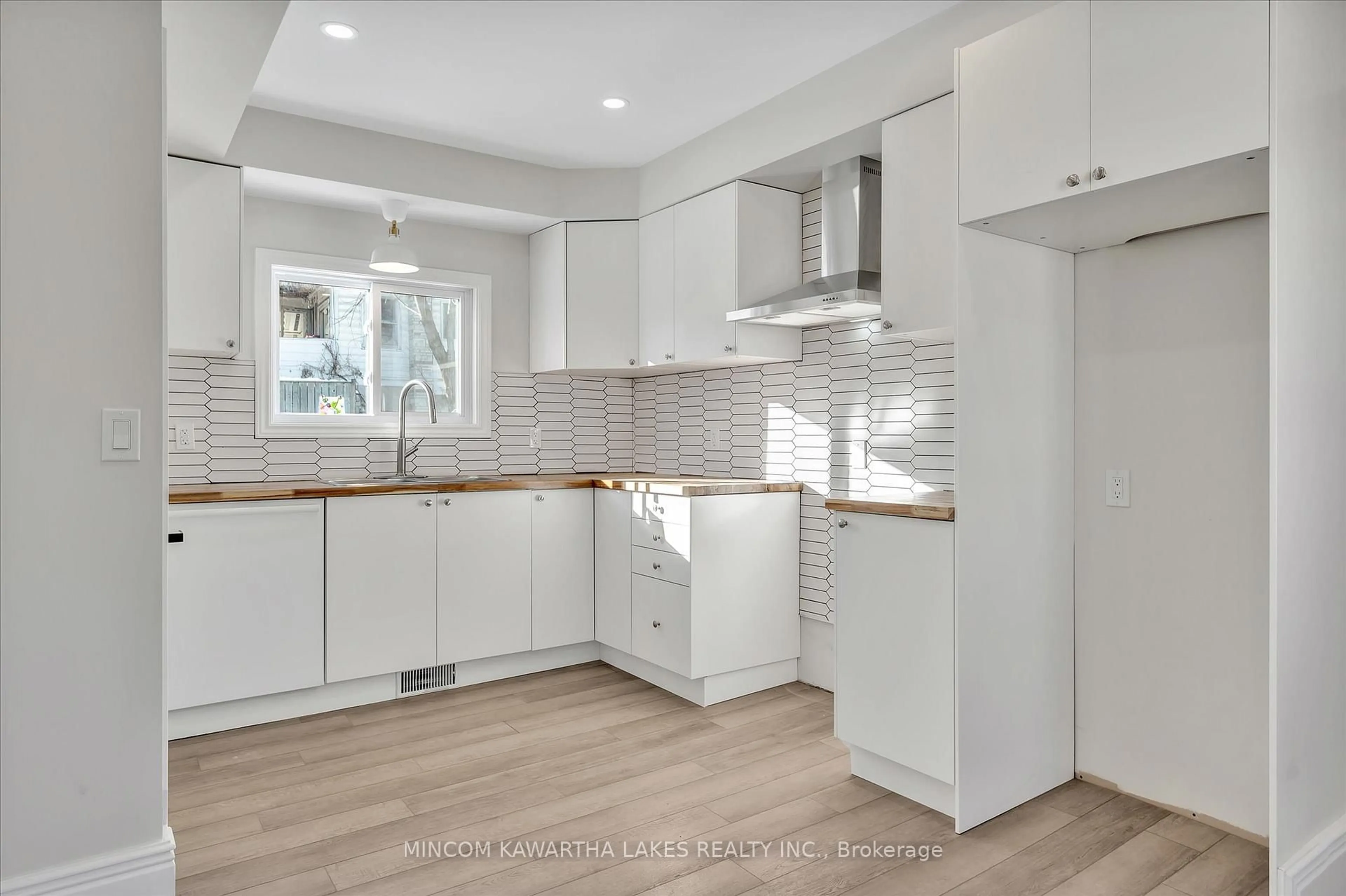 Open concept kitchen, unknown for 588 Wolfe St, Peterborough Central Ontario K9J 2L8