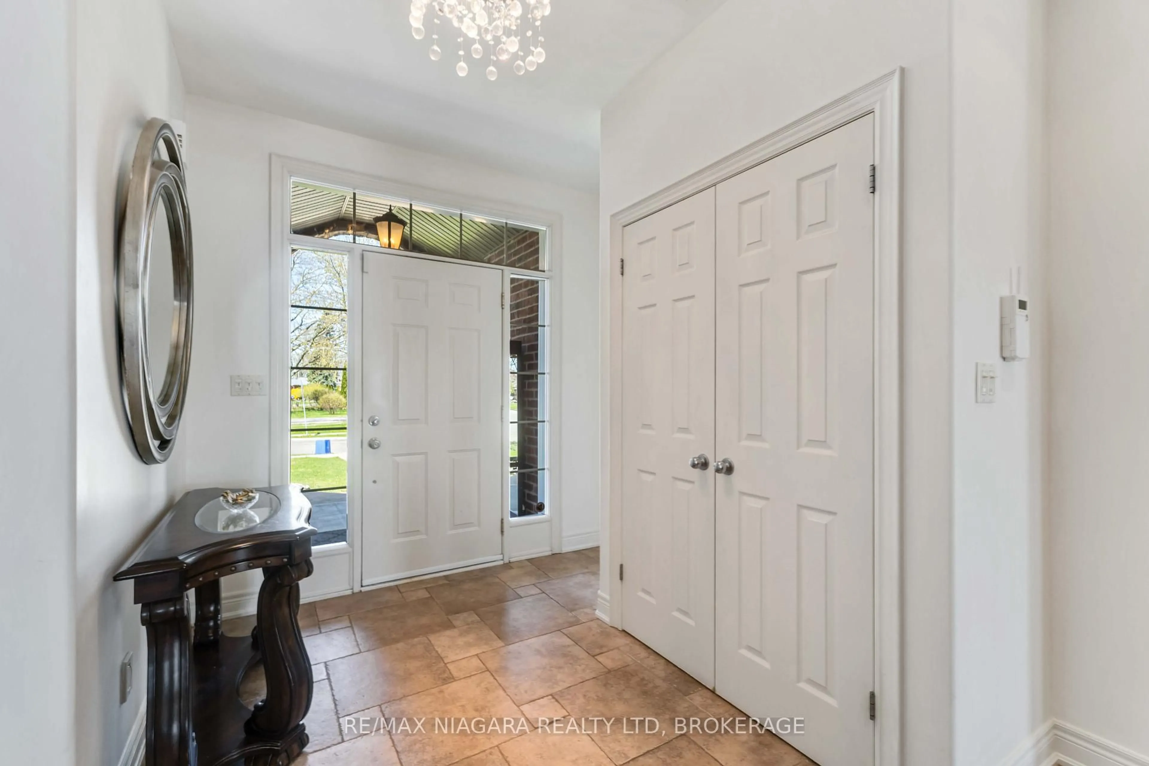 Indoor entryway for 3954 Weinbrenner Rd, Niagara Falls Ontario L2G 7Y3
