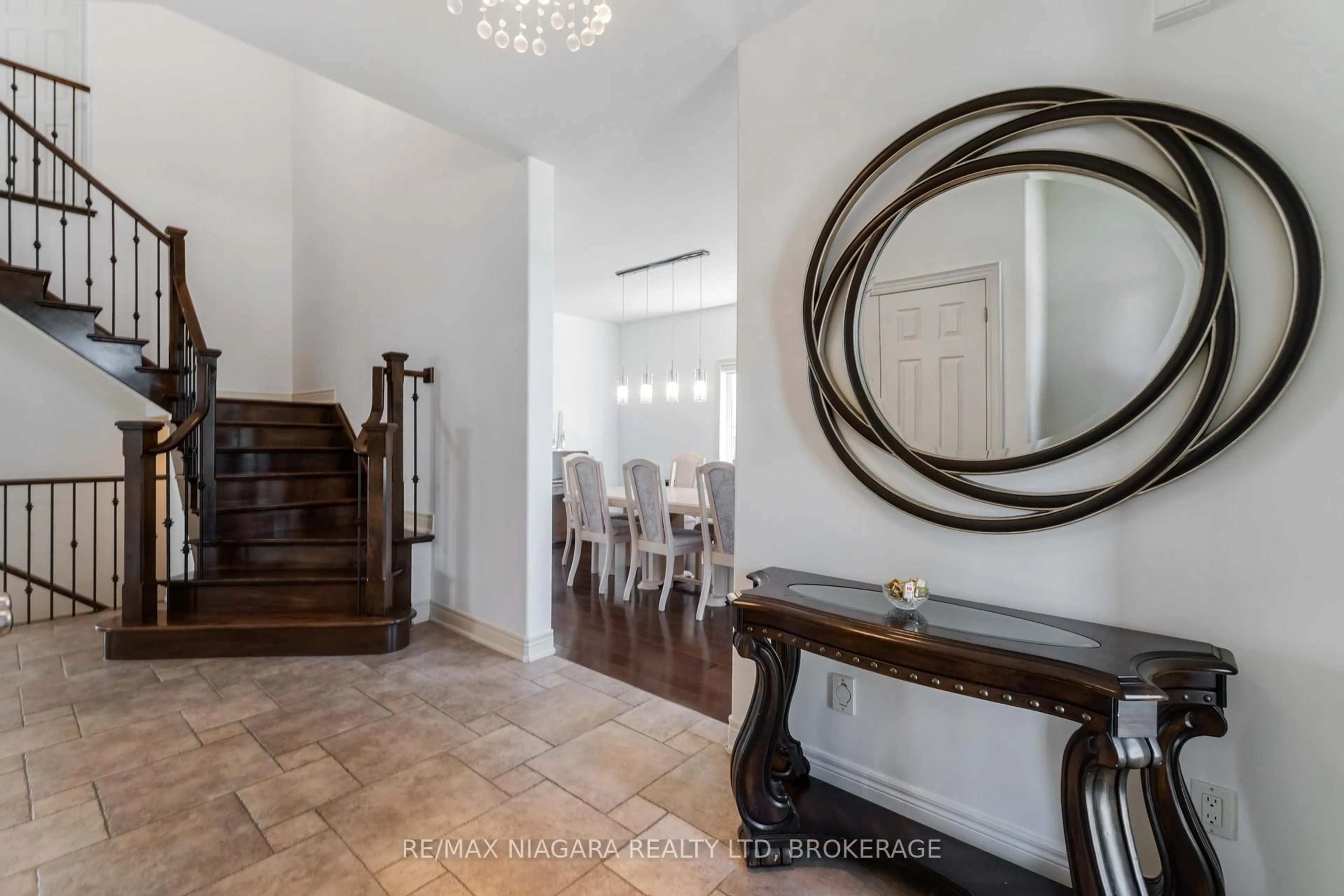 Indoor entryway for 3954 Weinbrenner Rd, Niagara Falls Ontario L2G 7Y3