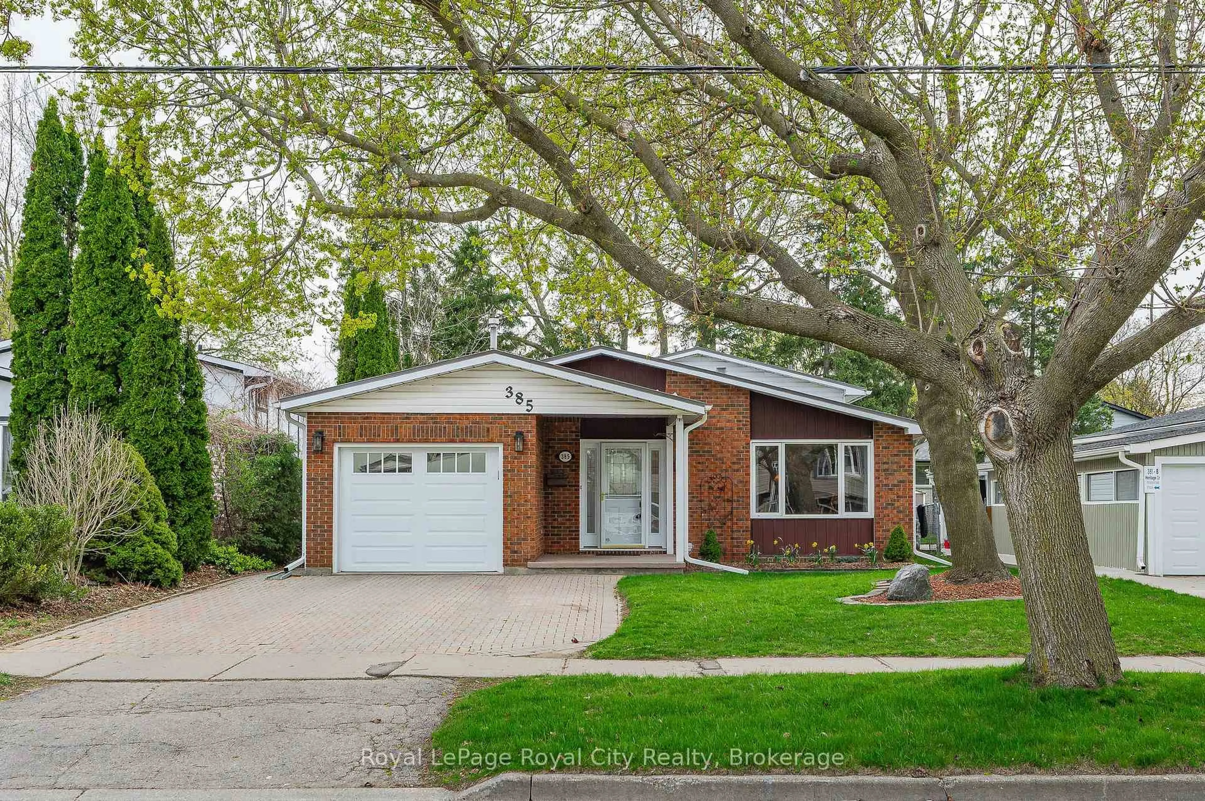 Home with brick exterior material, street for 385 Heritage Dr, Kitchener Ontario N2B 3K9