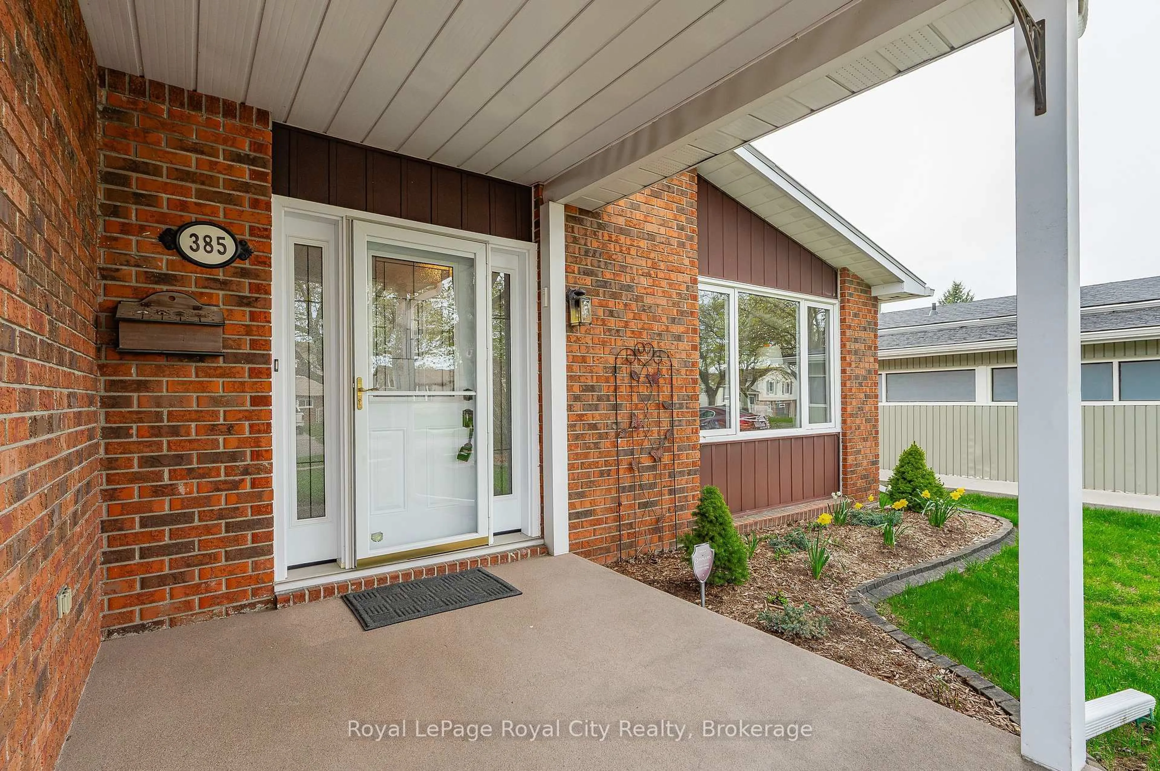 Home with brick exterior material, street for 385 Heritage Dr, Kitchener Ontario N2B 3K9