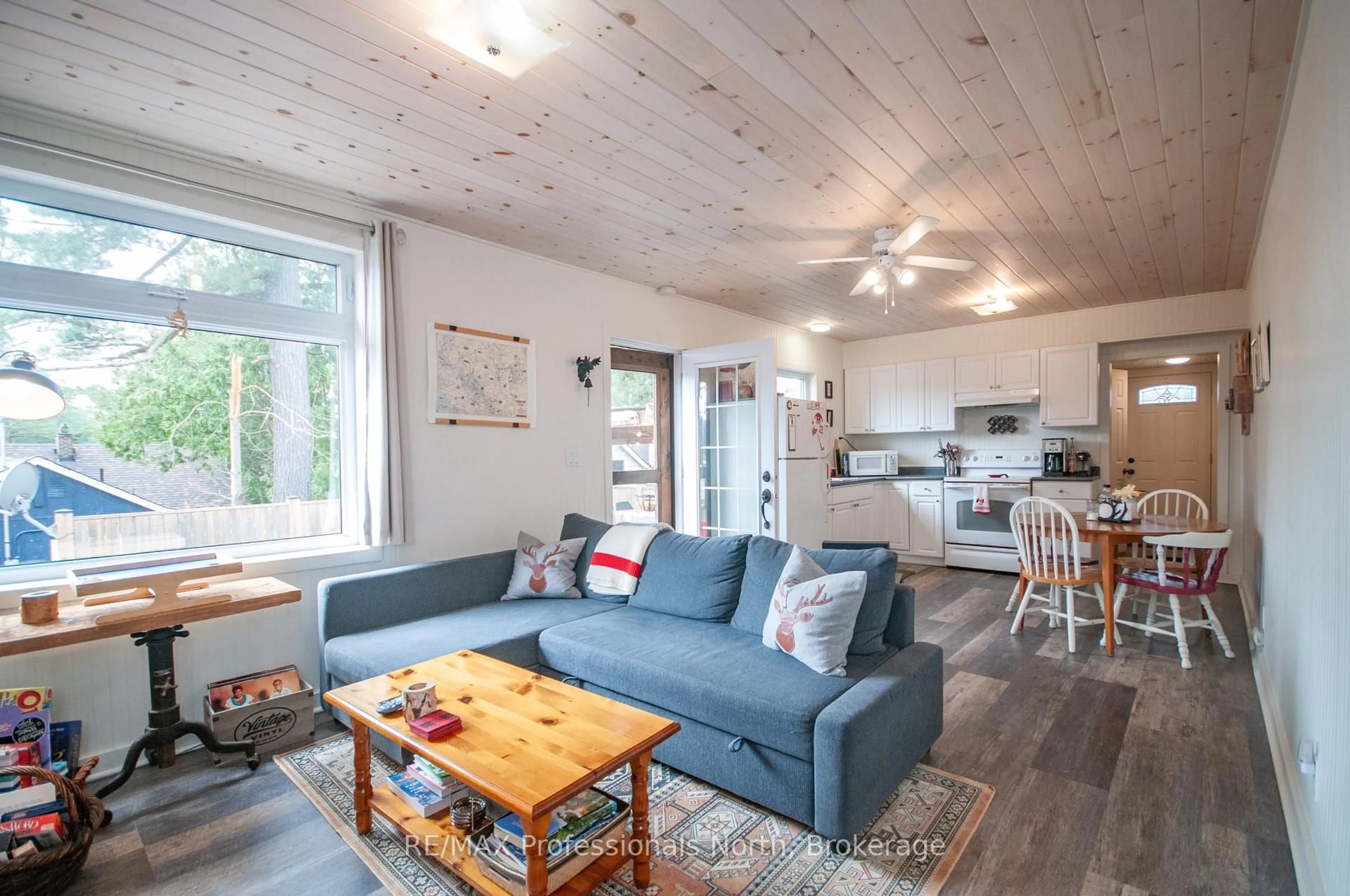 Living room with furniture, wood/laminate floor for 1011 PORTAGE St #2, Muskoka Lakes Ontario P0C 1A0