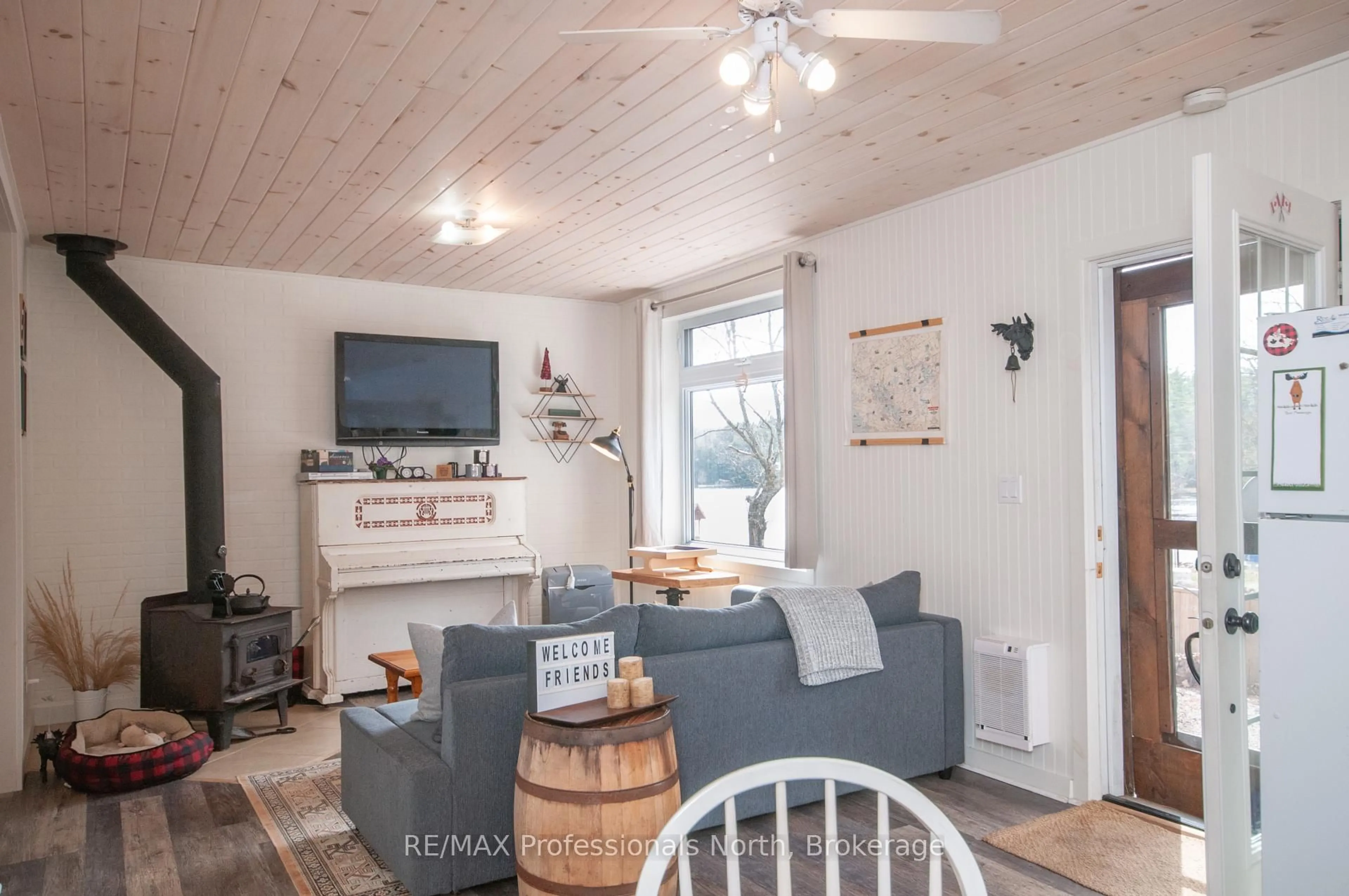 Living room with furniture, wood/laminate floor for 1011 PORTAGE St #2, Muskoka Lakes Ontario P0C 1A0