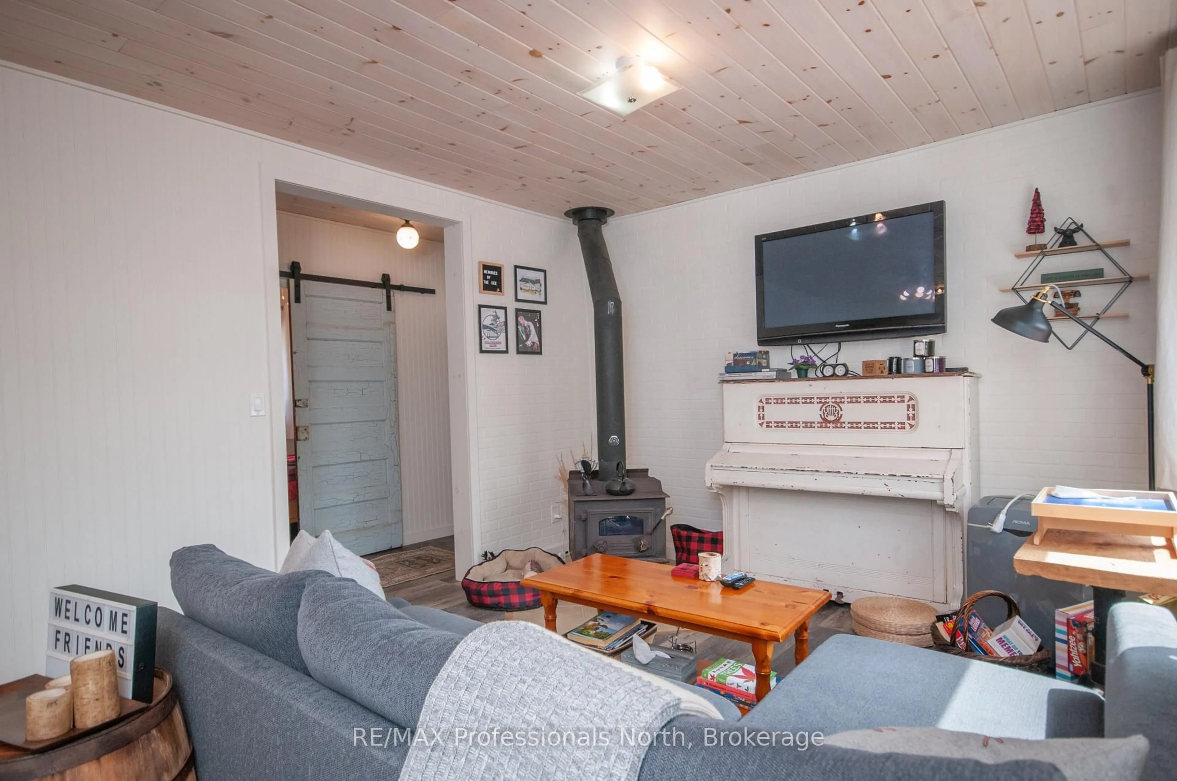 Living room with furniture, wood/laminate floor for 1011 PORTAGE St #2, Muskoka Lakes Ontario P0C 1A0