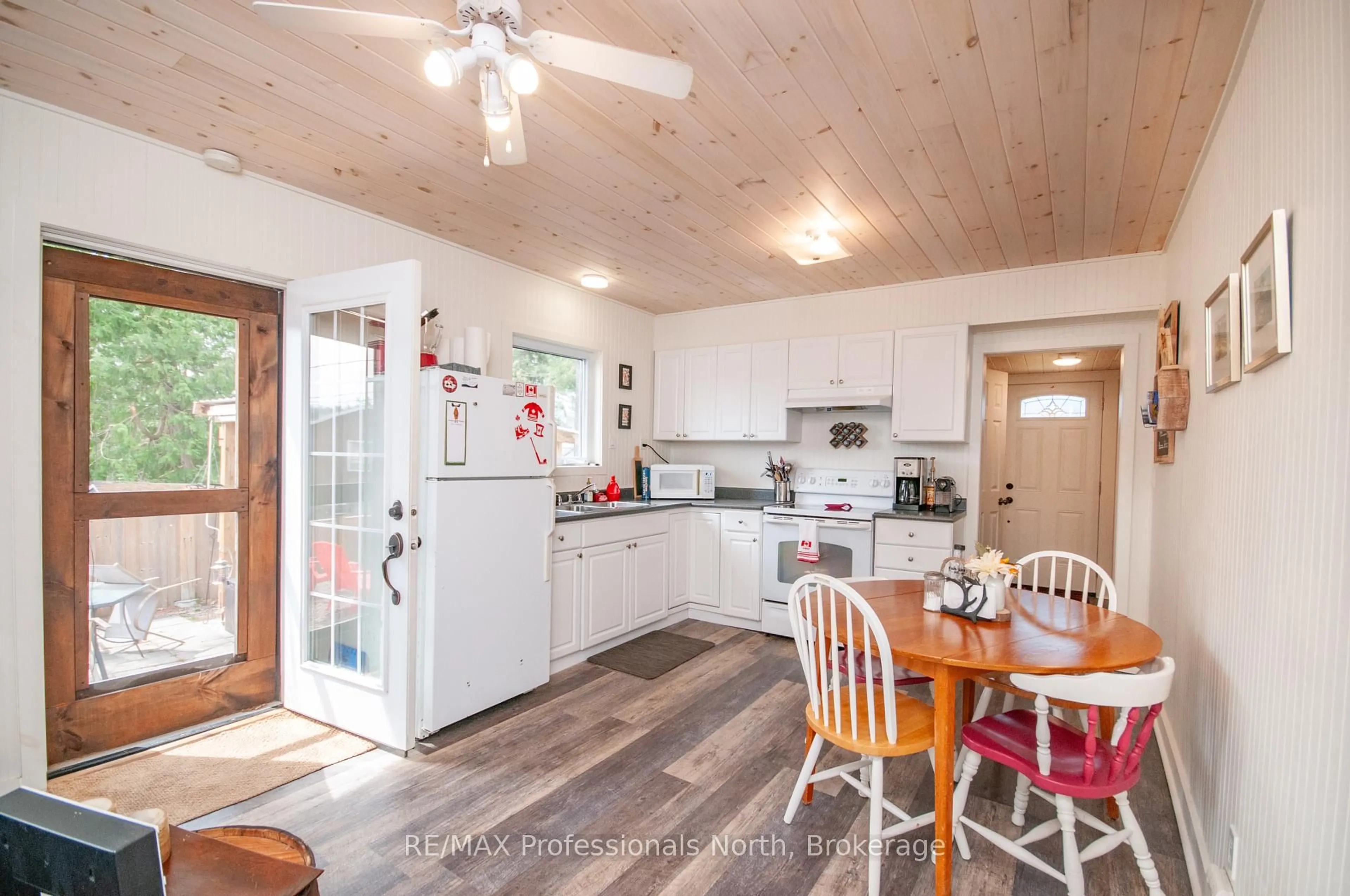 Open concept kitchen, wood/laminate floor for 1011 PORTAGE St #2, Muskoka Lakes Ontario P0C 1A0
