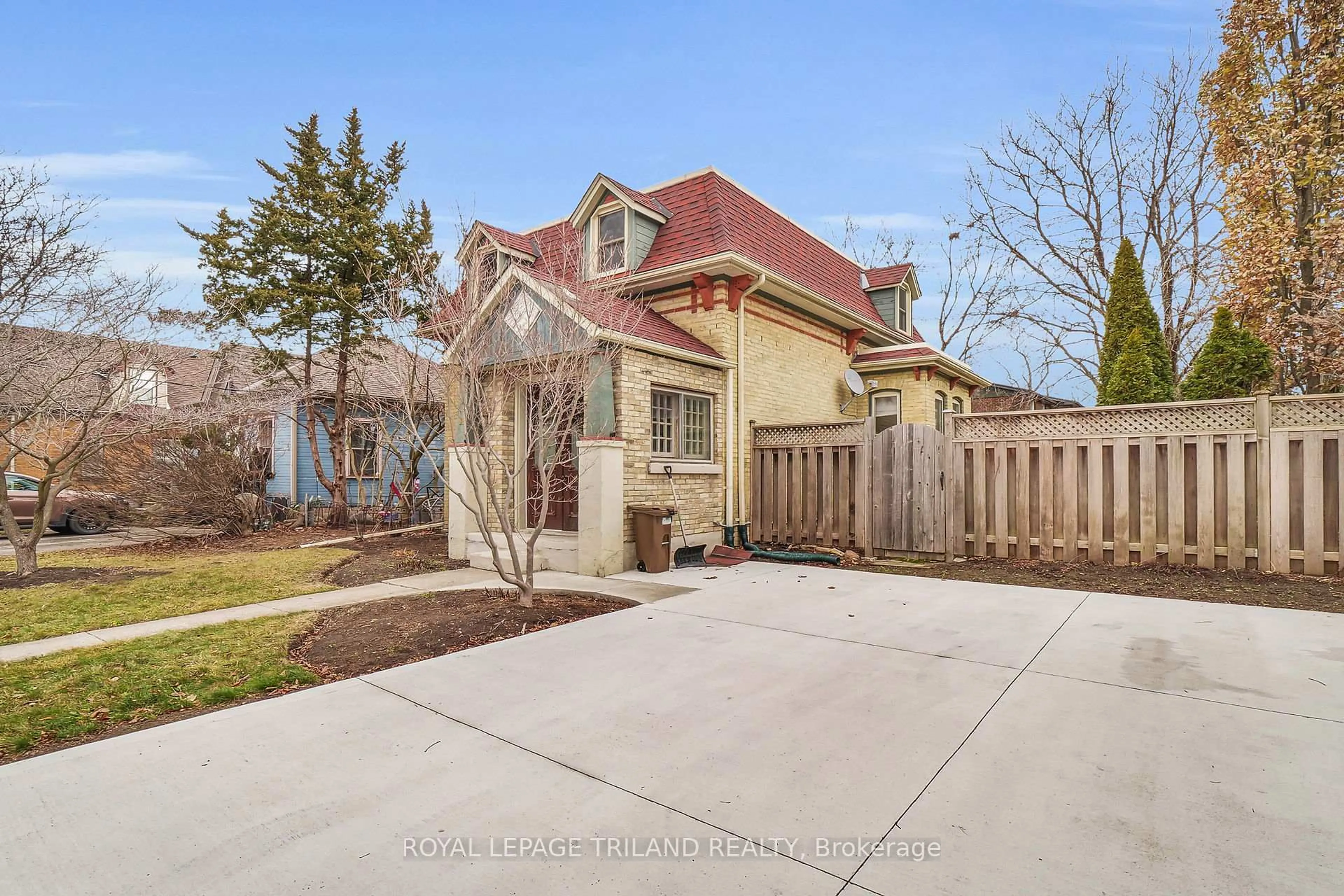 A pic from outside/outdoor area/front of a property/back of a property/a pic from drone, street for 16 EDWARD St, London South Ontario N6C 3H1