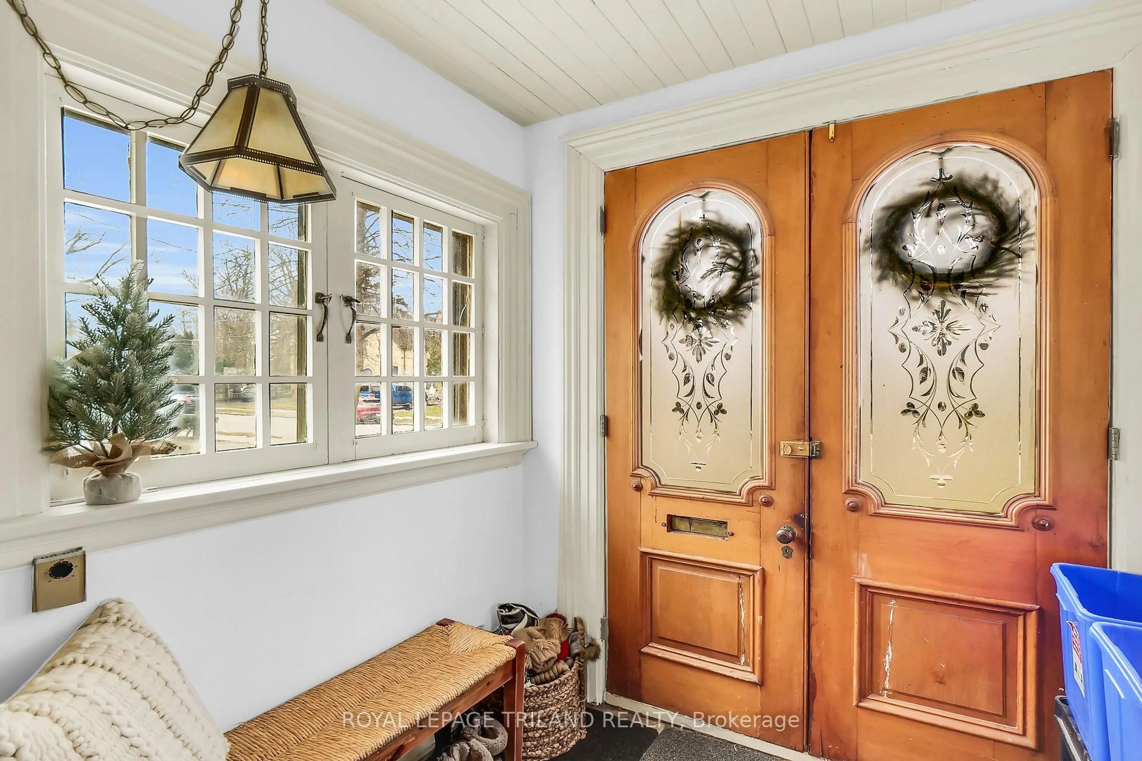 Indoor entryway for 16 EDWARD St, London South Ontario N6C 3H1