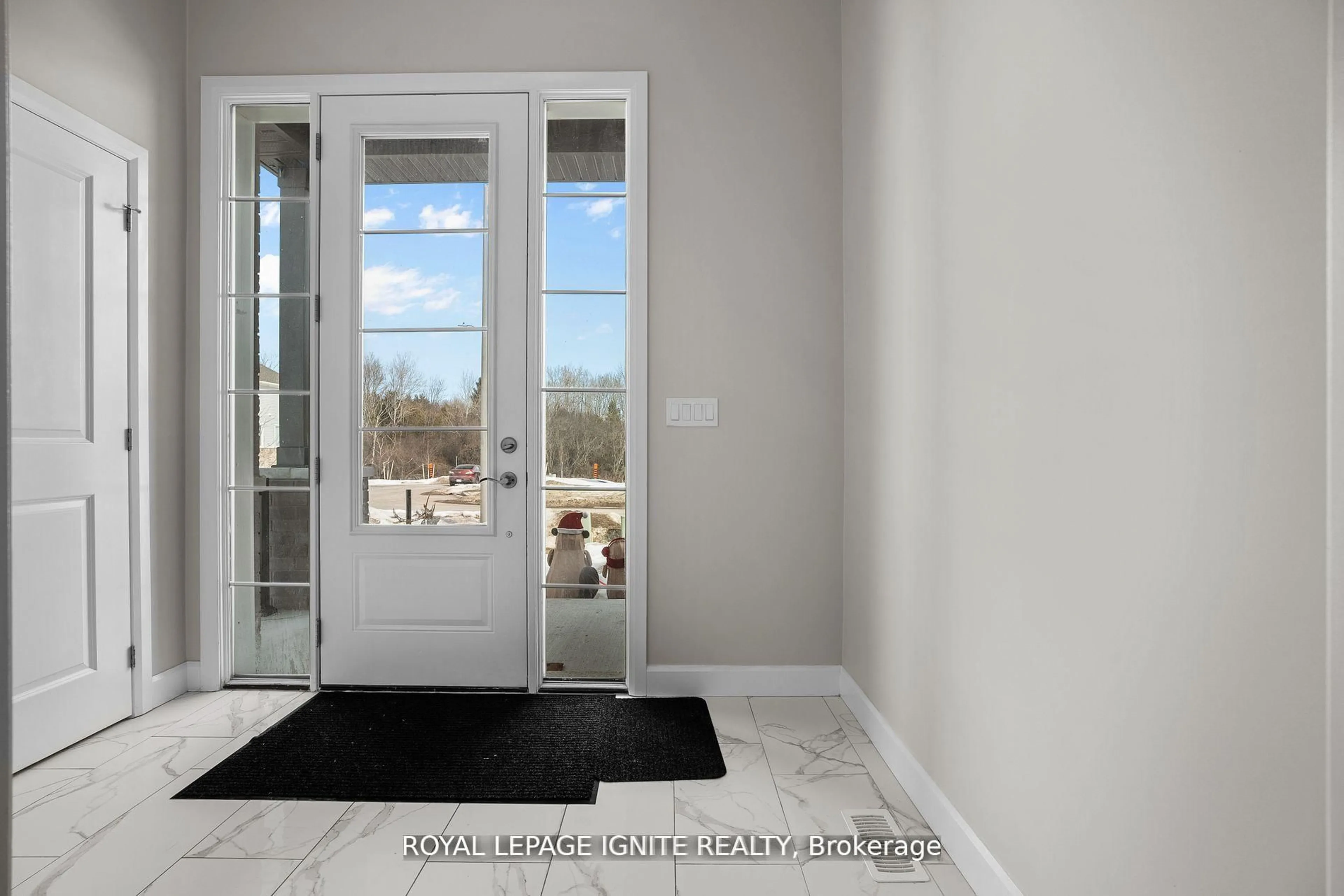 Indoor entryway for 641 Lemay Grve, Peterborough North Ontario K9K 0G9