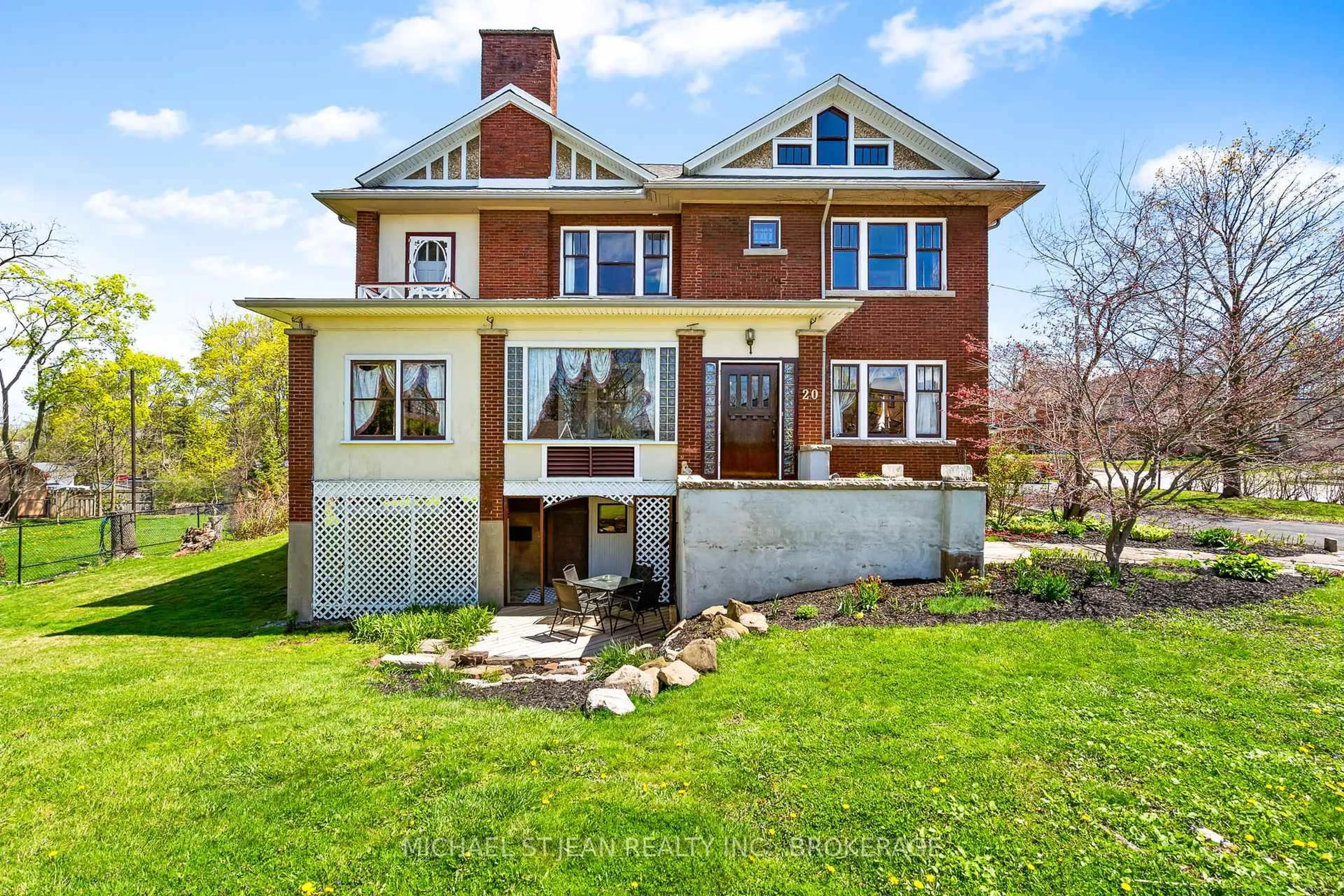 Home with brick exterior material, building for 20 Evan St, Welland Ontario L3B 3V4