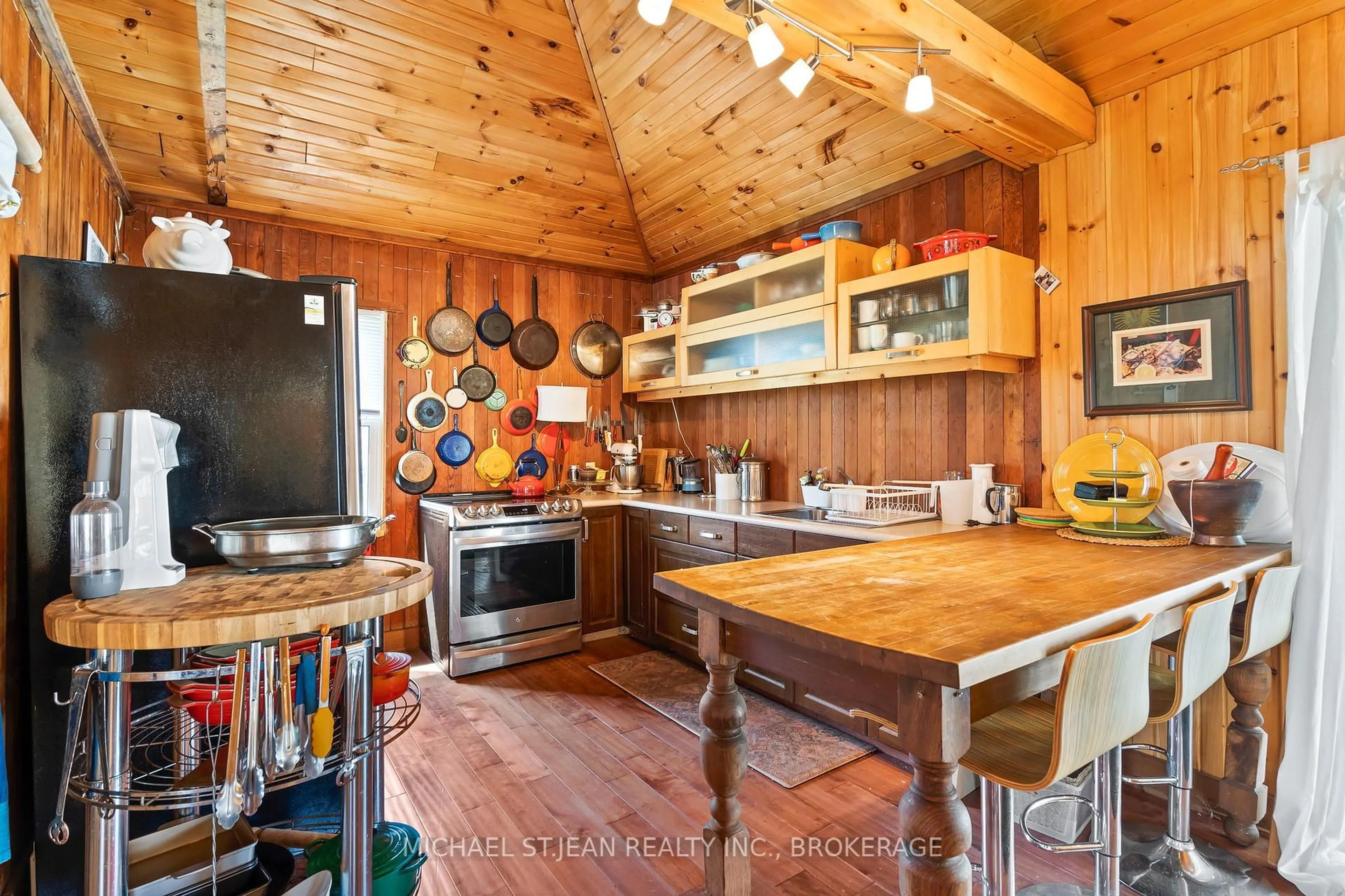 Rustic kitchen, unknown for 634 Silver Bay Rd, Port Colborne Ontario L3K 5V3