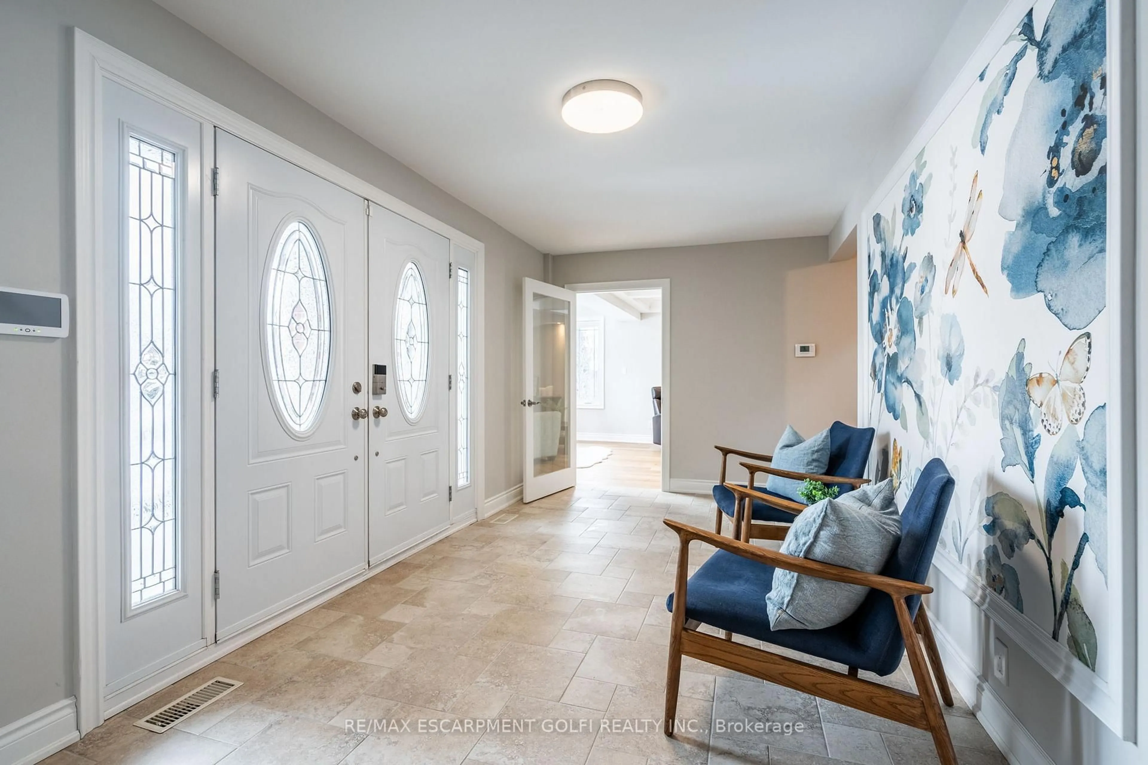 Indoor entryway for 144 Lakeside Dr, Grimsby Ontario L3M 2L5