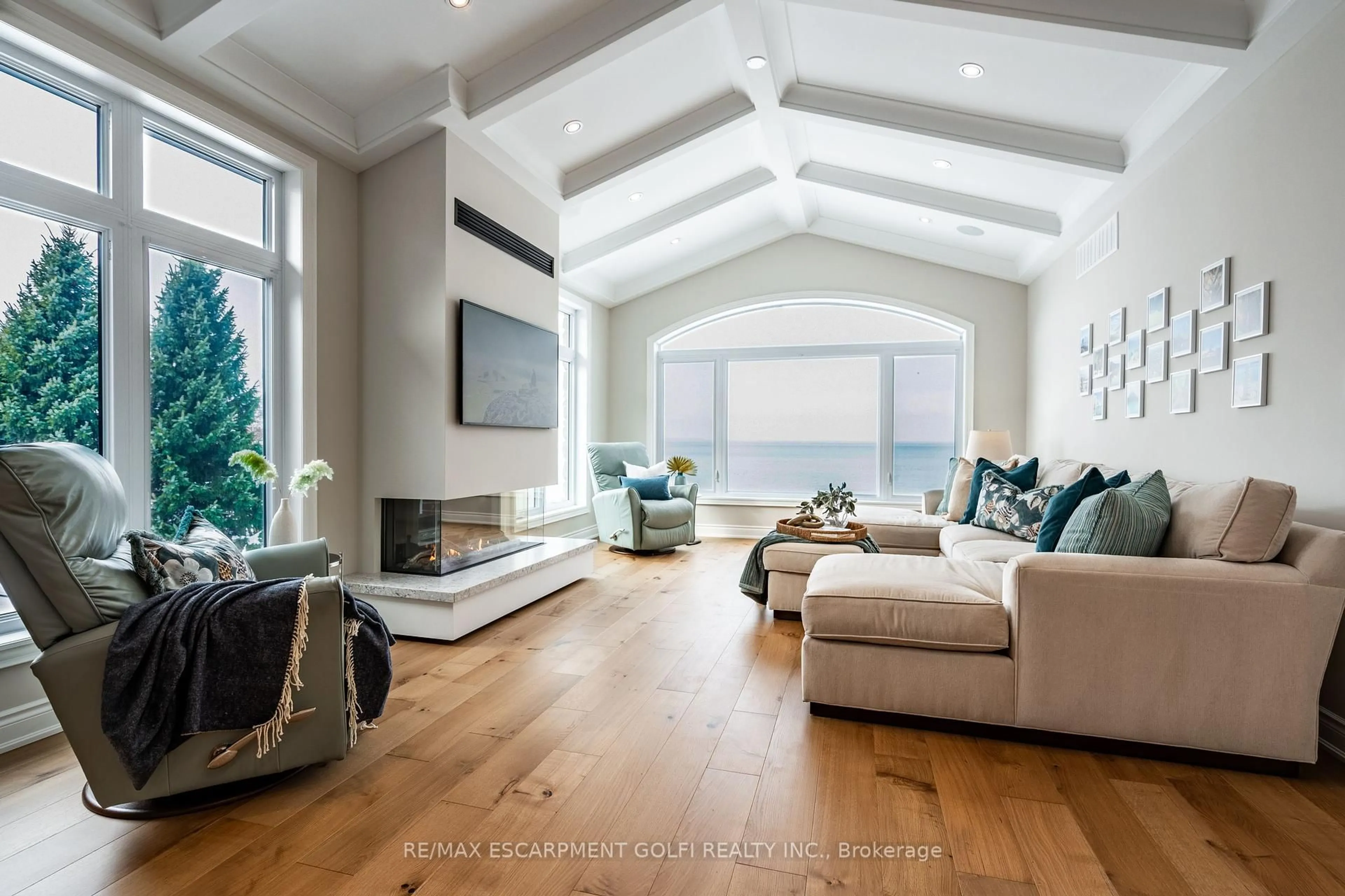 Living room with furniture, wood/laminate floor for 144 Lakeside Dr, Grimsby Ontario L3M 2L5
