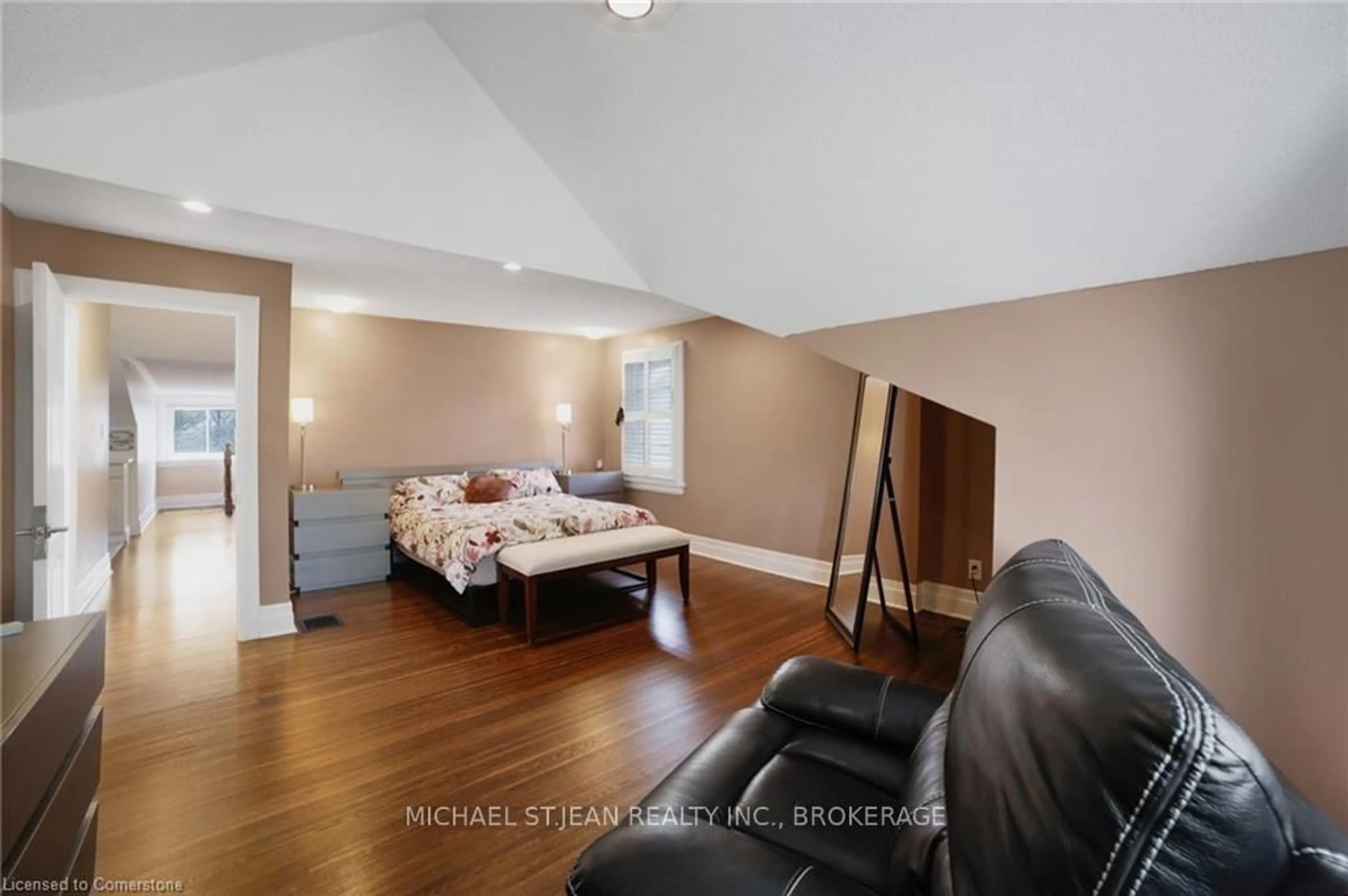 A pic of a room for 39 Sterling St, Hamilton Ontario L8S 4H6