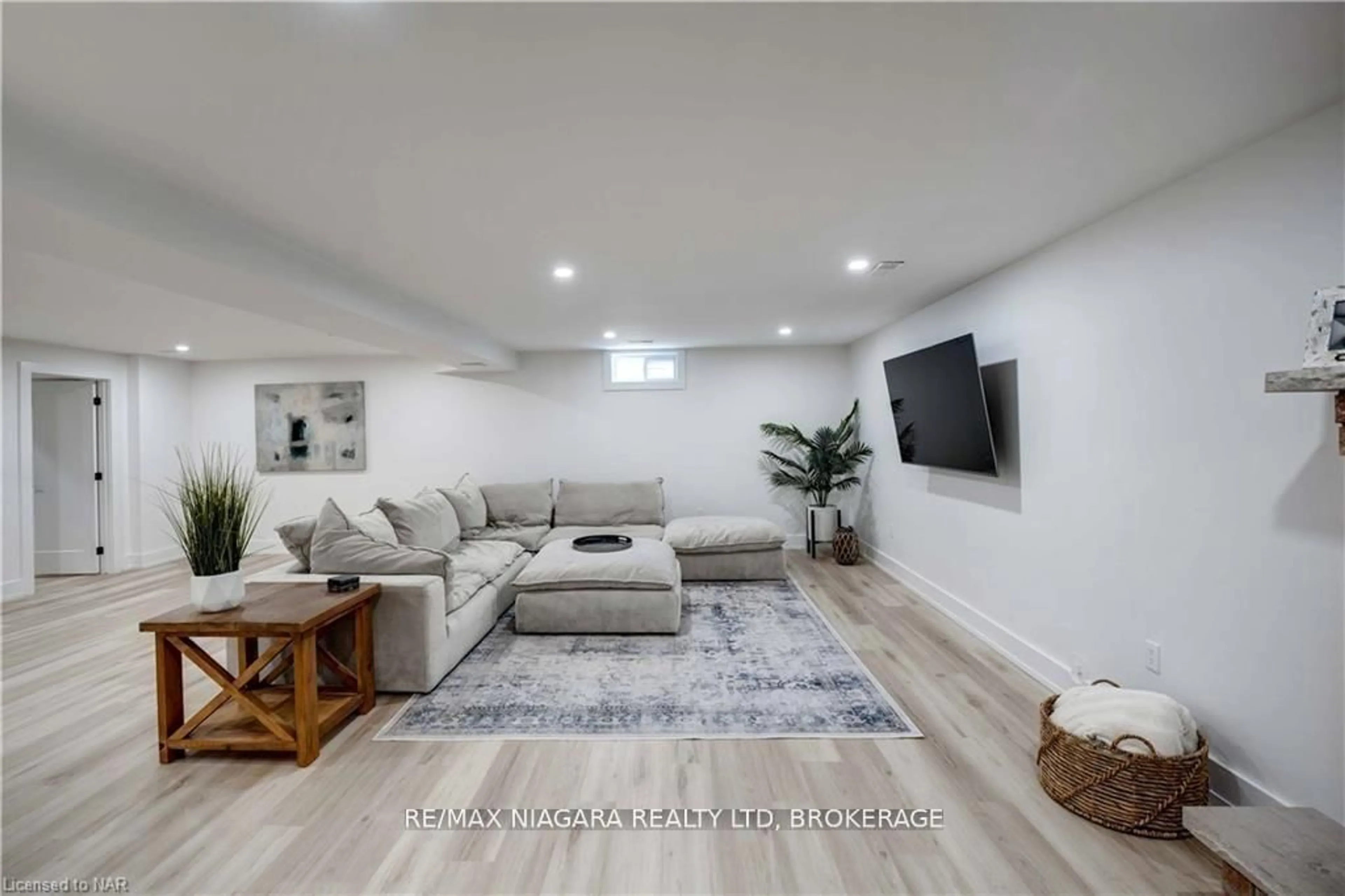 Living room with furniture, unknown for 42 BERKWOOD Pl, Pelham Ontario L0S 1E2