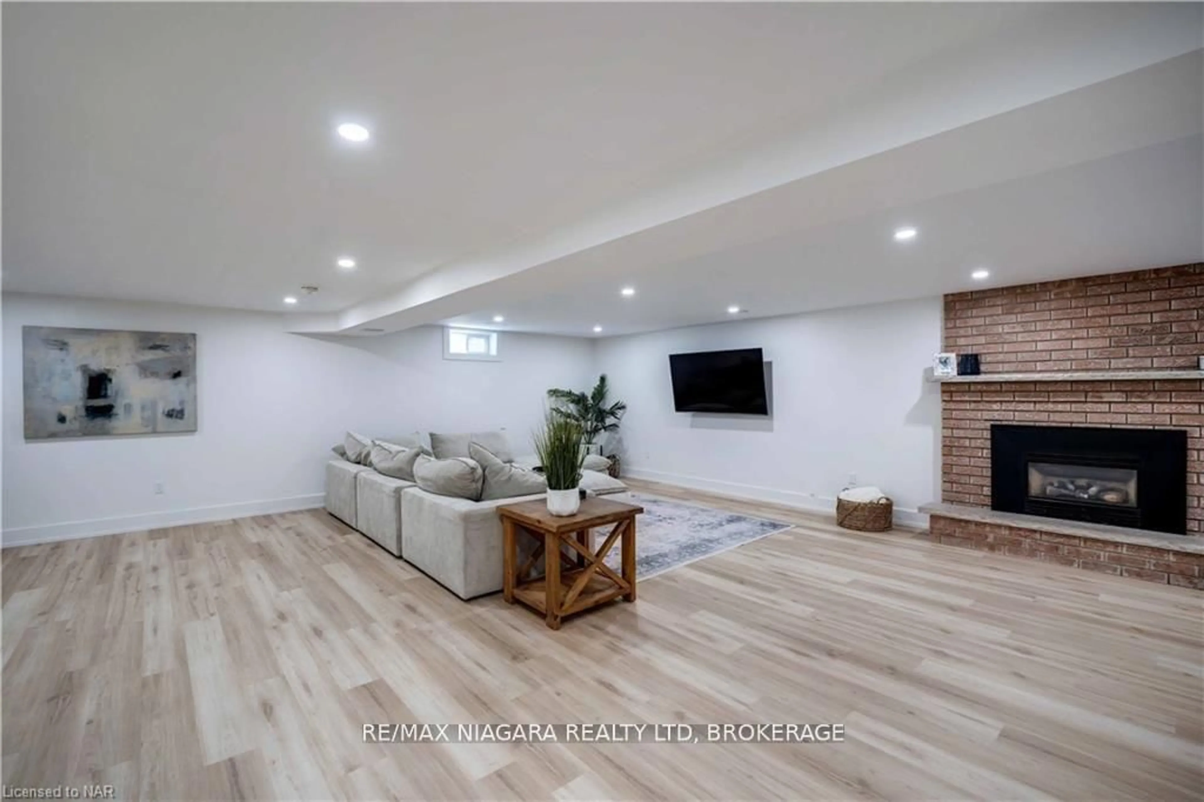 Living room with furniture, wood/laminate floor for 42 BERKWOOD Pl, Pelham Ontario L0S 1E2