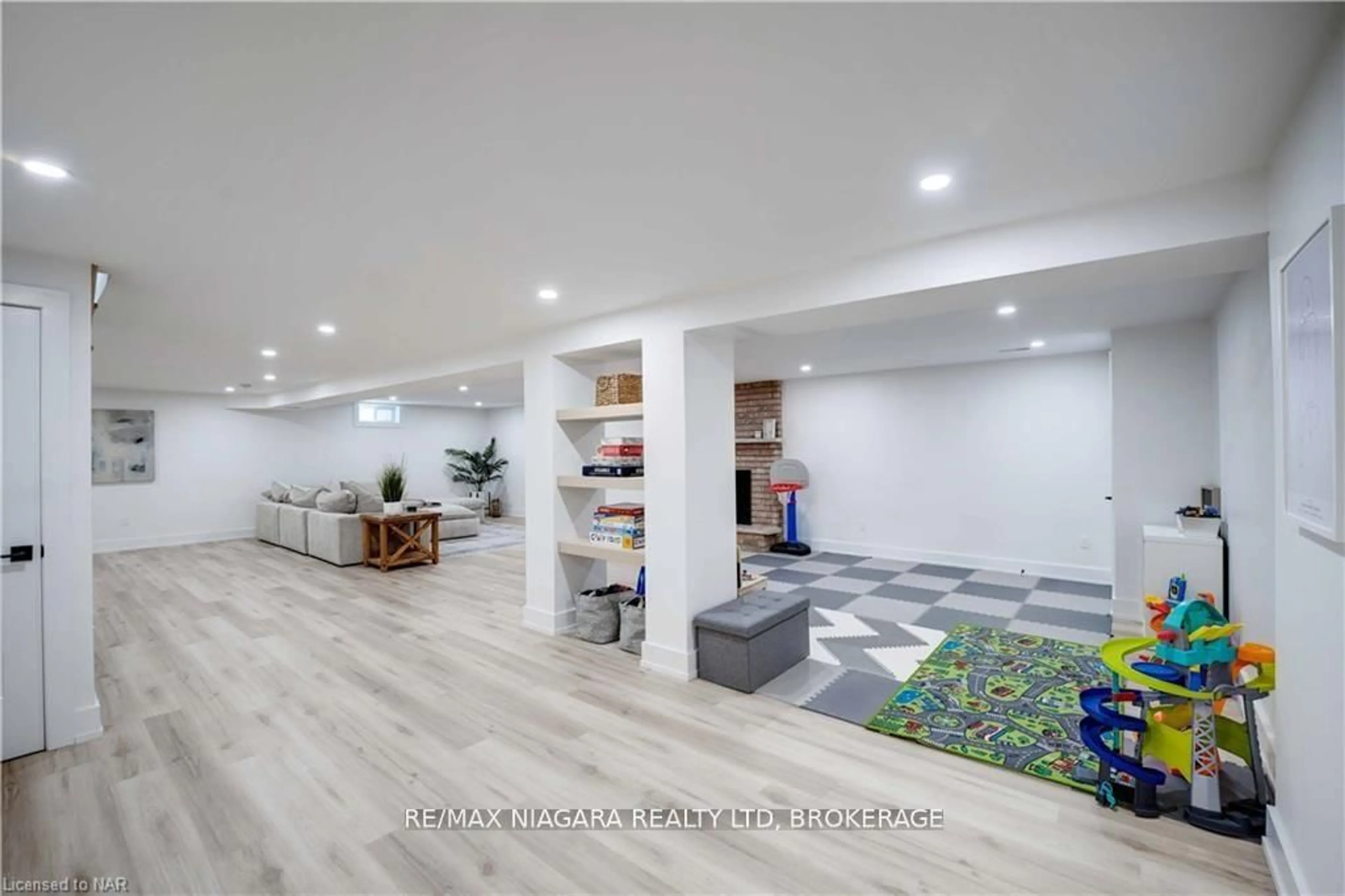 Indoor foyer for 42 BERKWOOD Pl, Pelham Ontario L0S 1E2