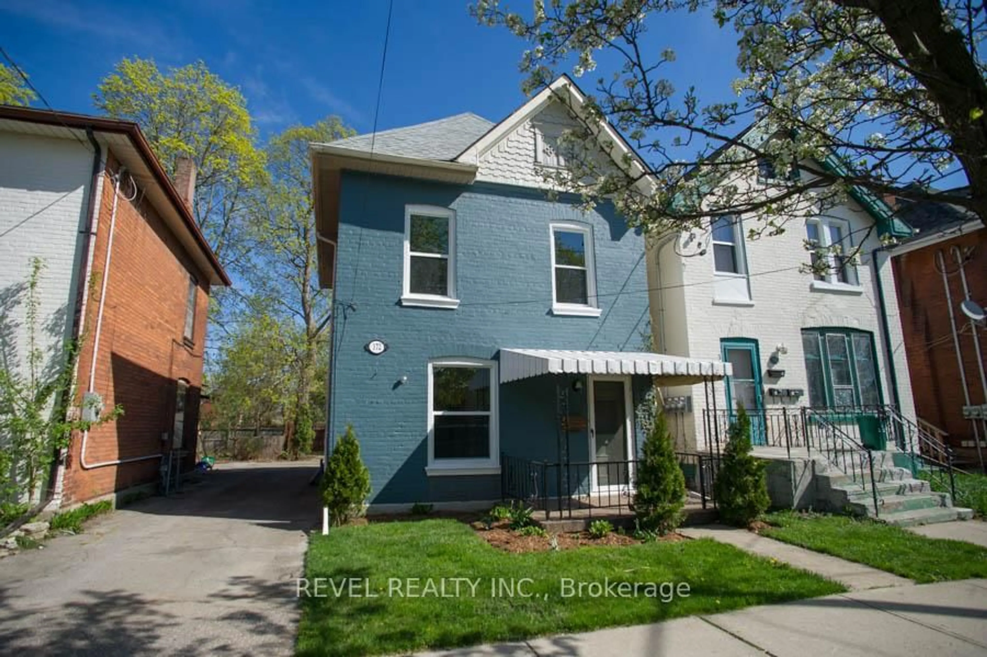 Home with vinyl exterior material, street for 172 Sheridan St, Brantford Ontario N3S 4P8