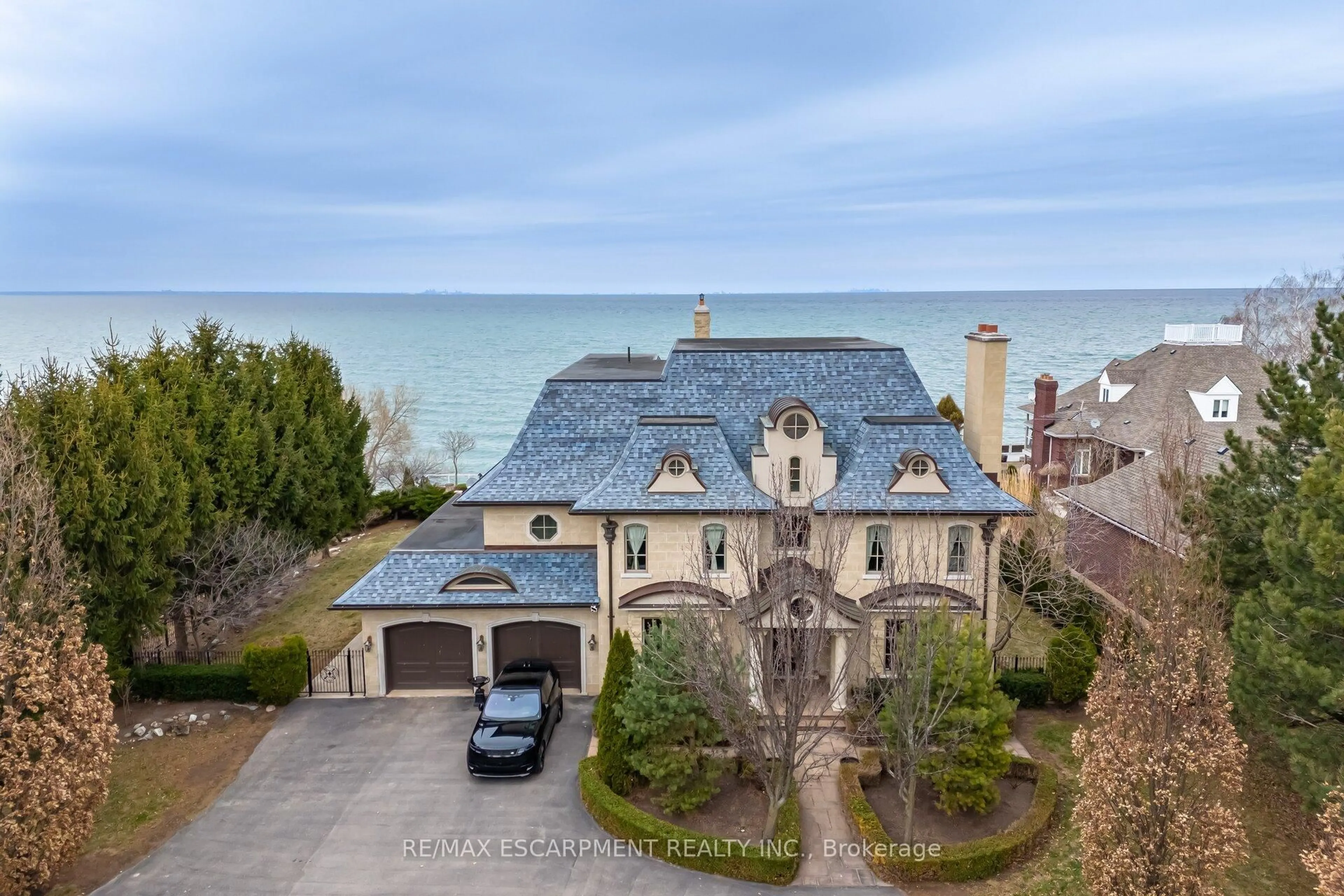 A pic from outside/outdoor area/front of a property/back of a property/a pic from drone, water/lake/river/ocean view for 5545 Blezard Dr, Lincoln Ontario L3J 1R1