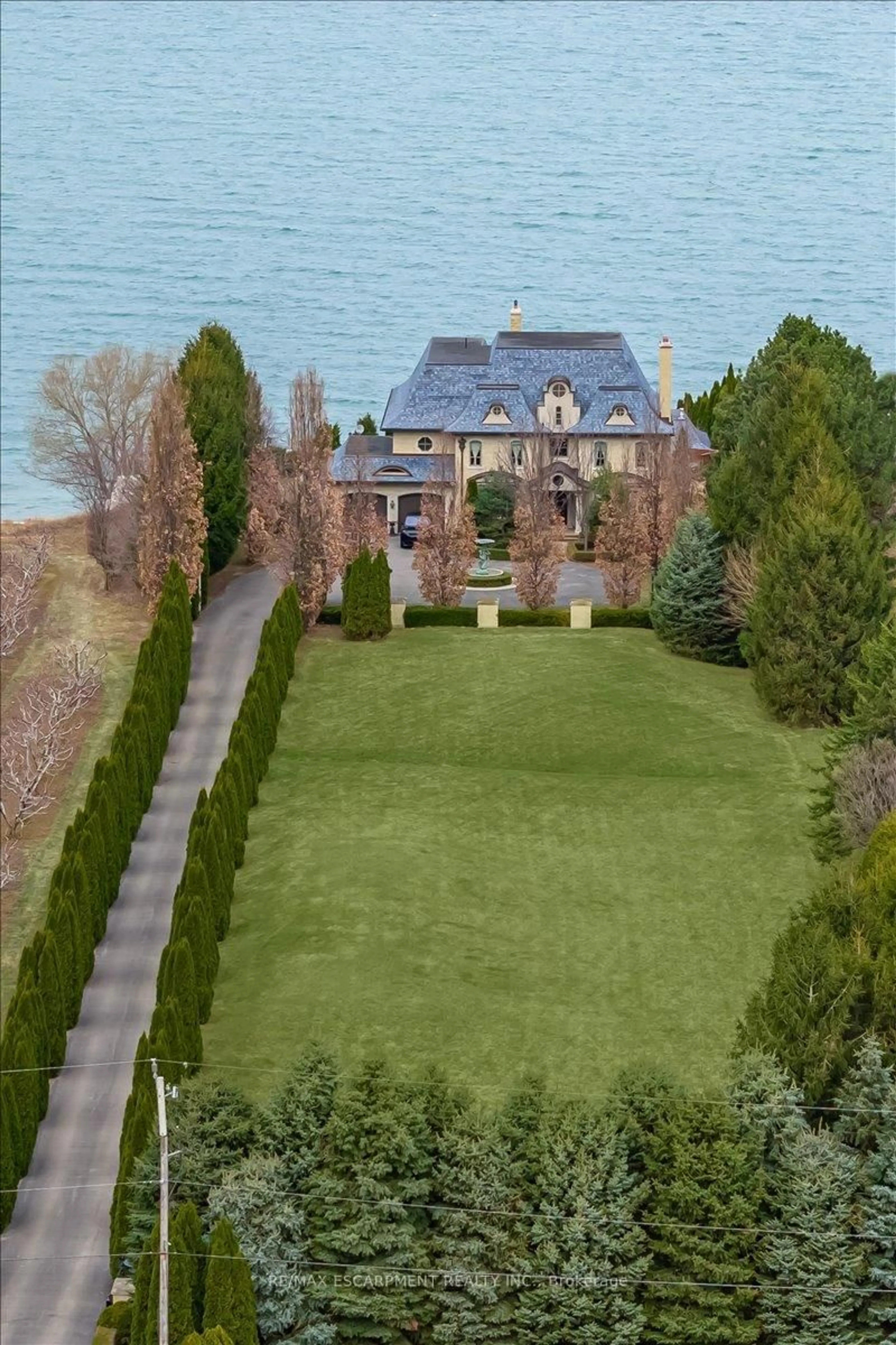 A pic from outside/outdoor area/front of a property/back of a property/a pic from drone, water/lake/river/ocean view for 5545 Blezard Dr, Lincoln Ontario L3J 1R1