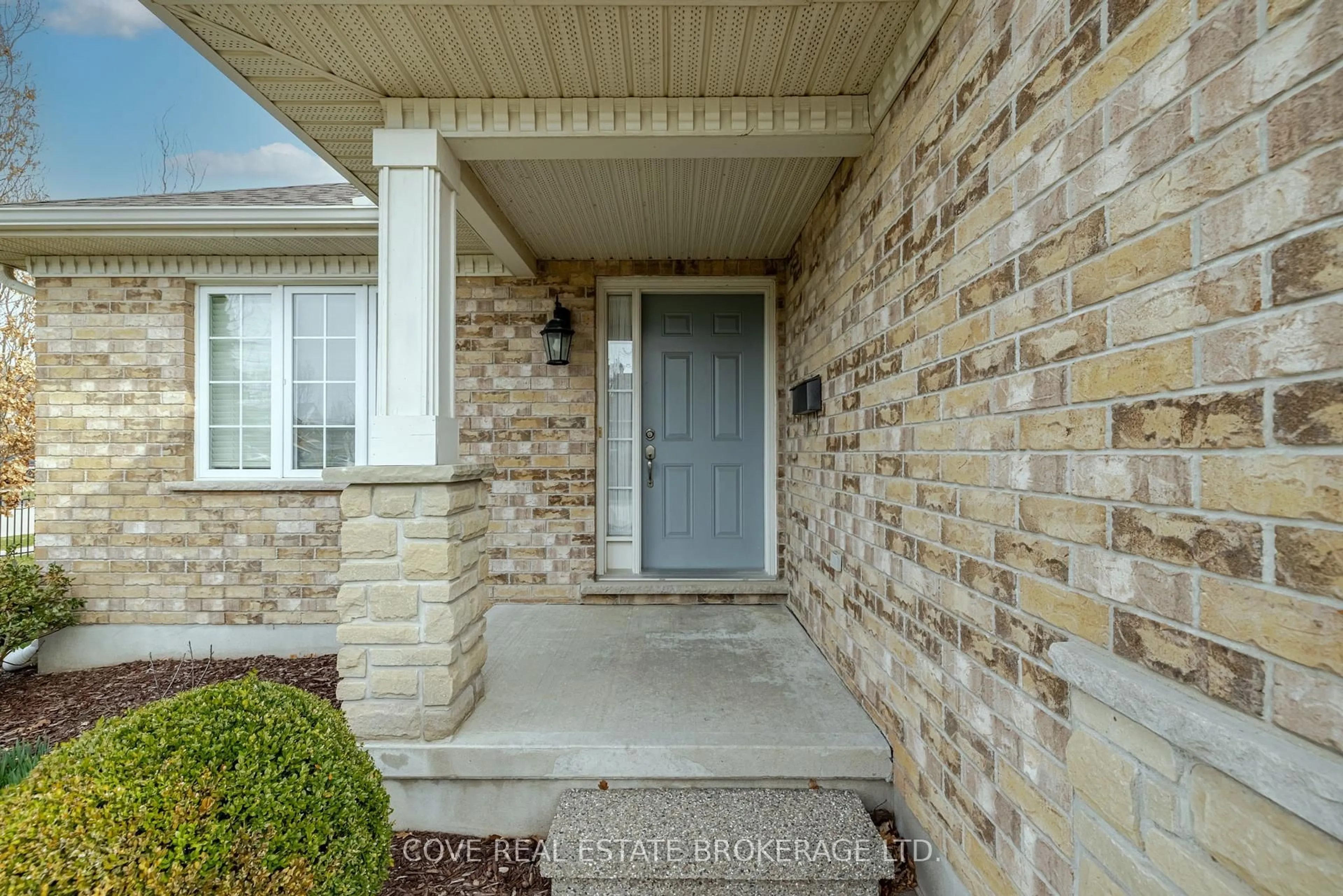 Indoor entryway for 45 Lake Margaret Tr #1, St. Thomas Ontario N5R 6M5