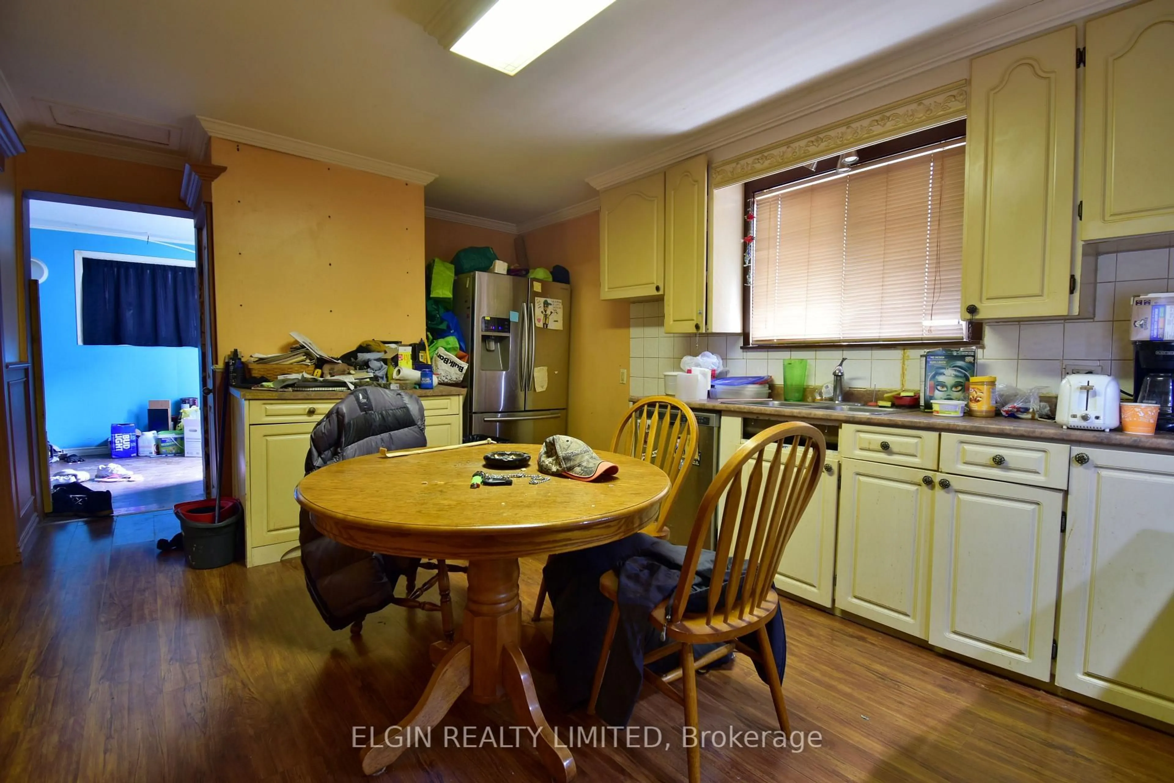 Standard kitchen, wood/laminate floor for 139 Mamelon St, London East Ontario N5Z 1Y2